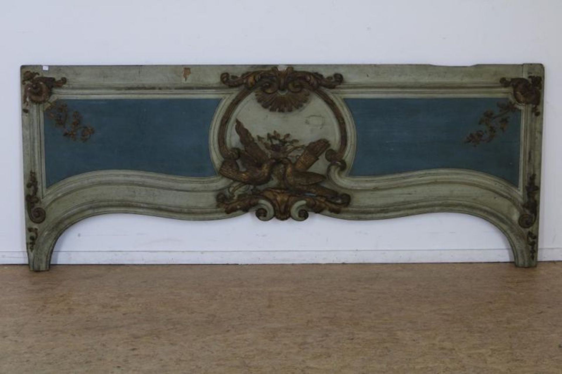 Eiken beschilderde Louis XV schouw ornament met gestoken hoekornamenten, 2 duiven bij toorts en