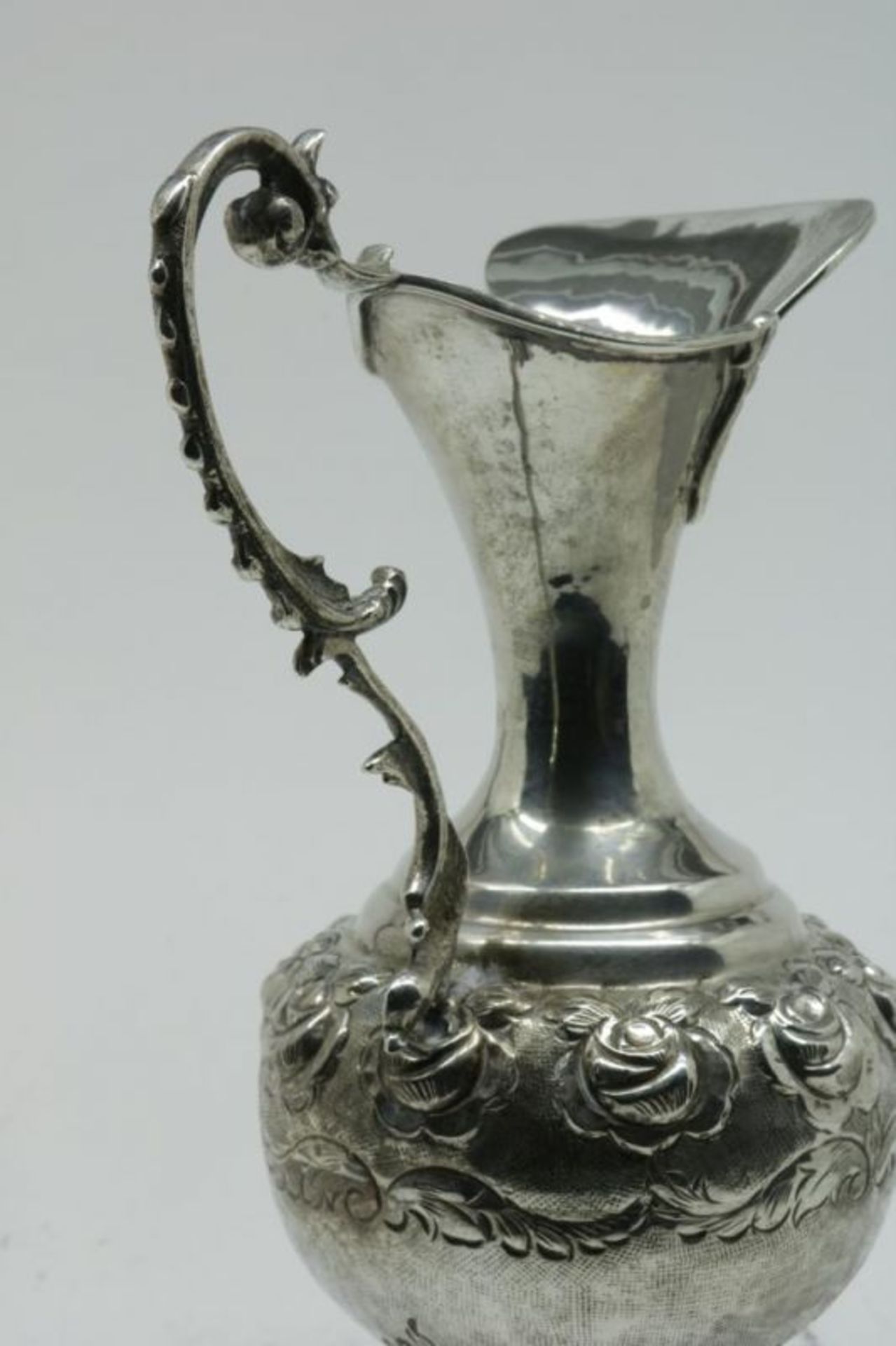 Zilveren karaf op onderschotel, gew. 806gr. l. 26cm. A silver carafe with dish, w. 806gr. l. 26cm. - Bild 3 aus 6