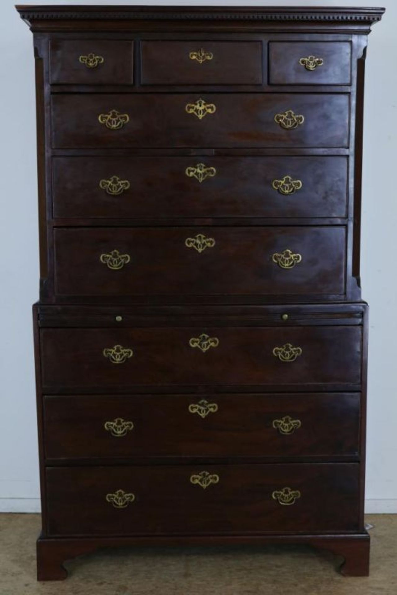 Mahonie ladenkast met 9 laden, Engeland 19e eeuw, h. 183, br. 112, d. 54 cm. Mahogany chest of