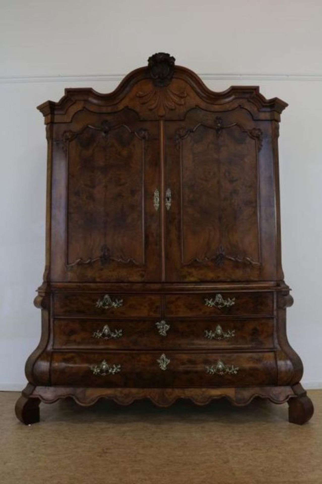 Wortelnoten Louis XV kabinet met gestoken kuif waaronder 2 paneeldeuren en 4 laden afgezet met