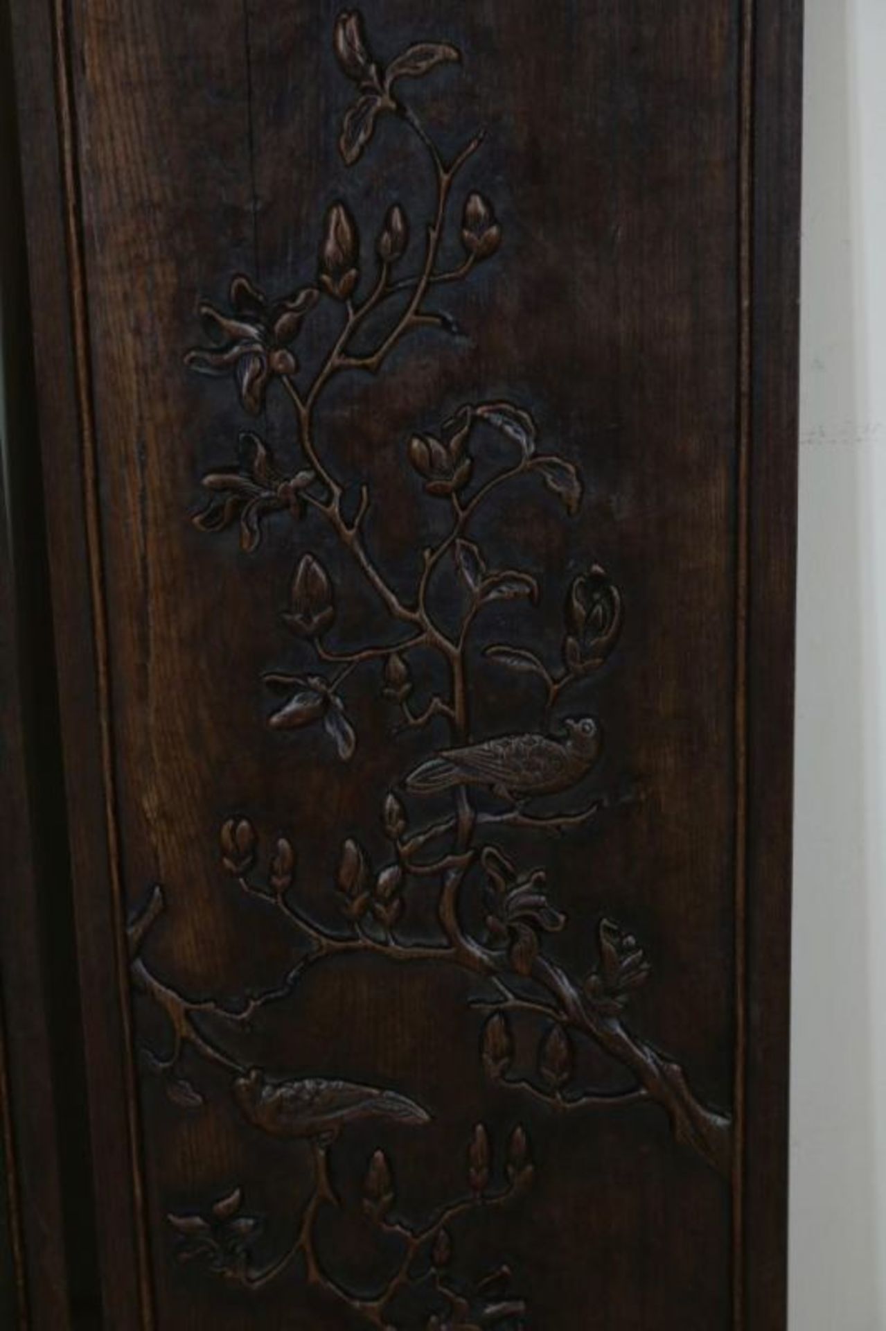 Stel houten wandpanelen met relief gestoken vogels op tak, 87 x 27 cm. - Bild 3 aus 3
