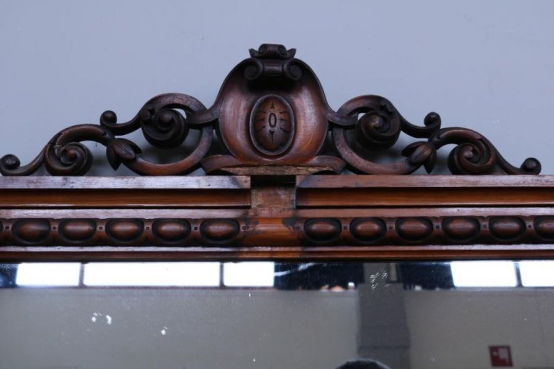 Spiegel in mahonie lijst met gestoken kuif, 19e eeuw. h. 183, br. 140 cm. (enkele ornamenten manco) - Bild 2 aus 3