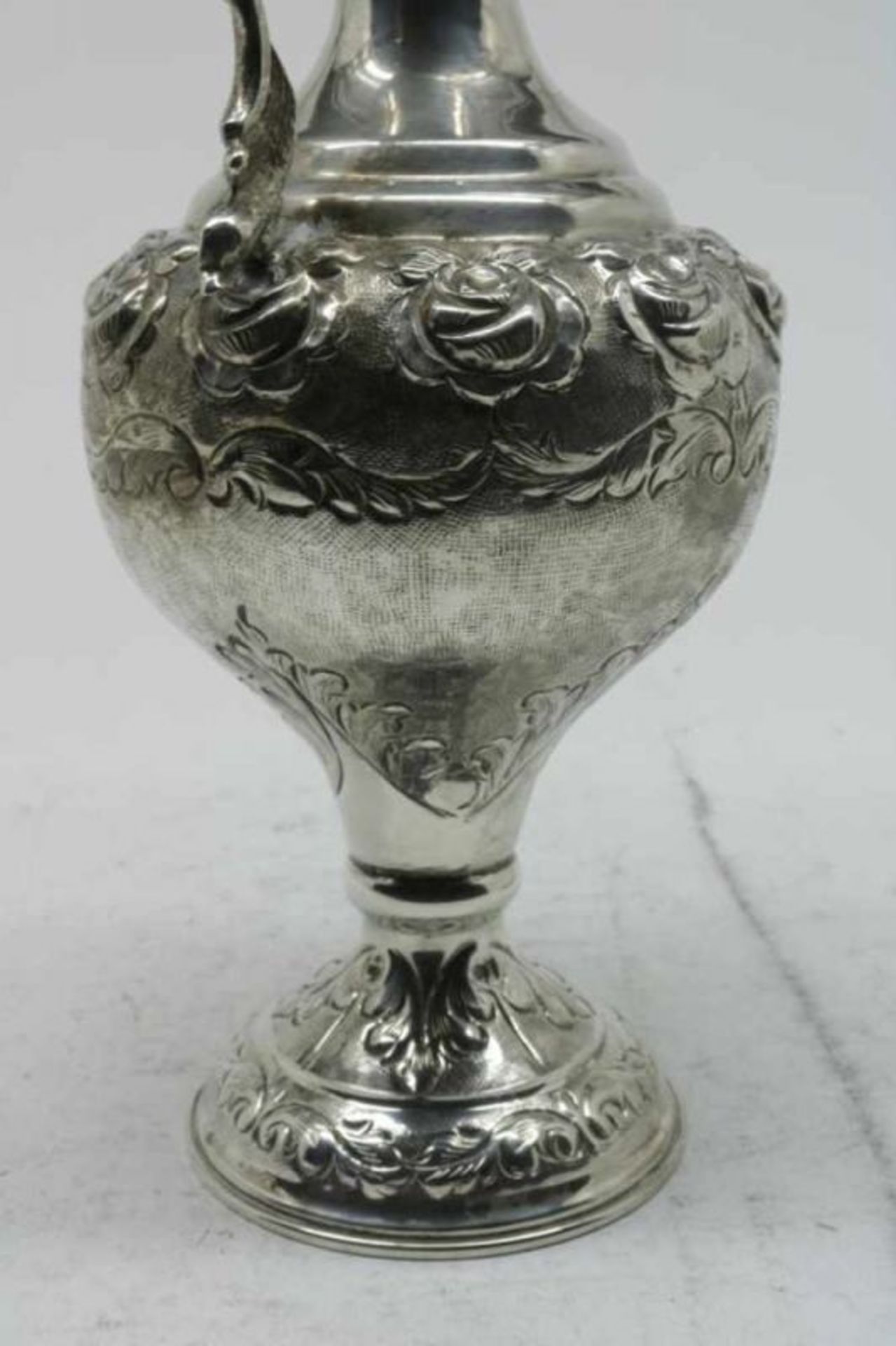 Zilveren karaf op onderschotel, gew. 806gr. l. 26cm. A silver carafe with dish, w. 806gr. l. 26cm. - Bild 4 aus 6