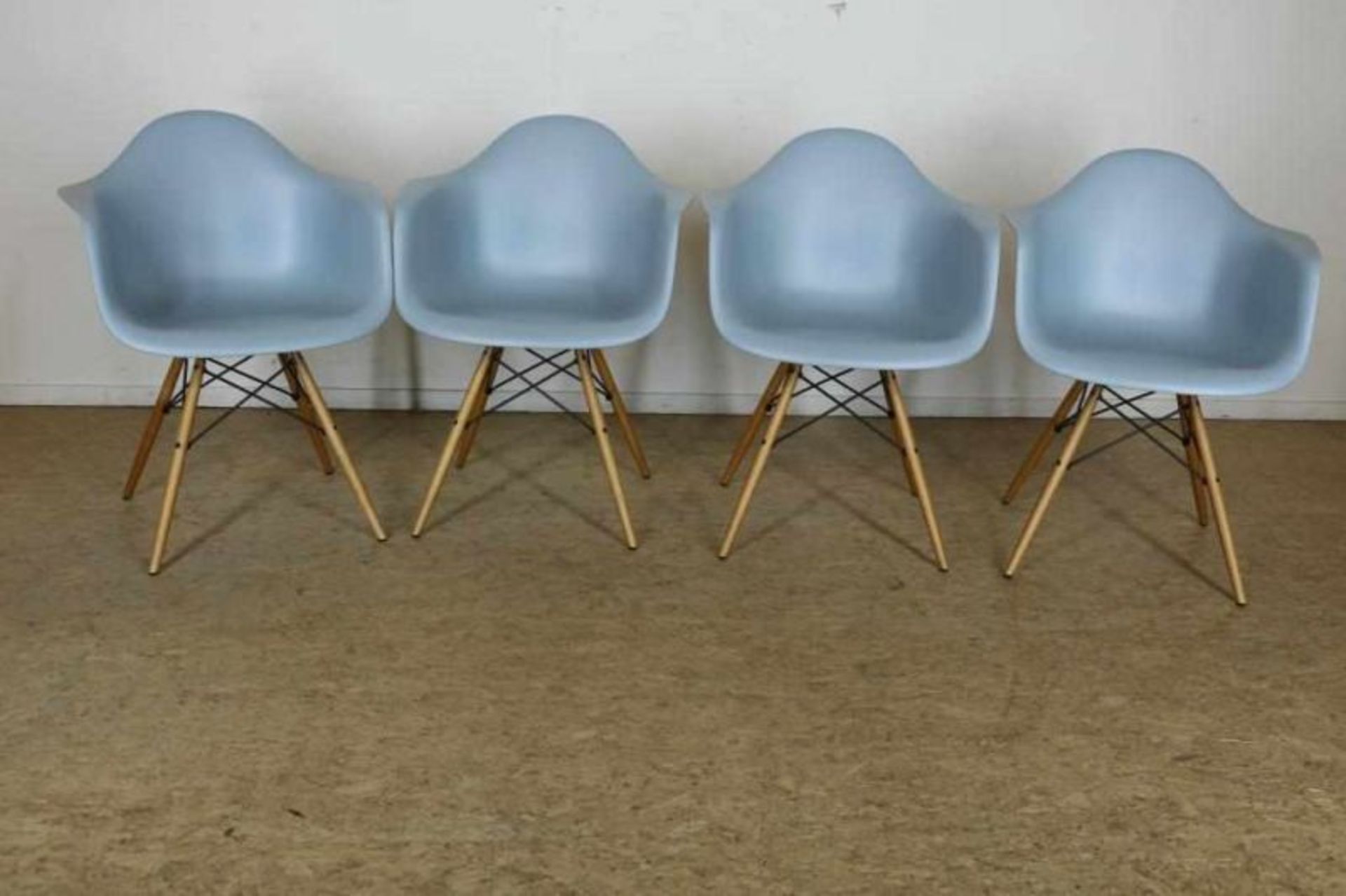 Serie van 4 plastiek stoelen op esdoorn poten, naar ontwerp Charles Eames voor Vitra.