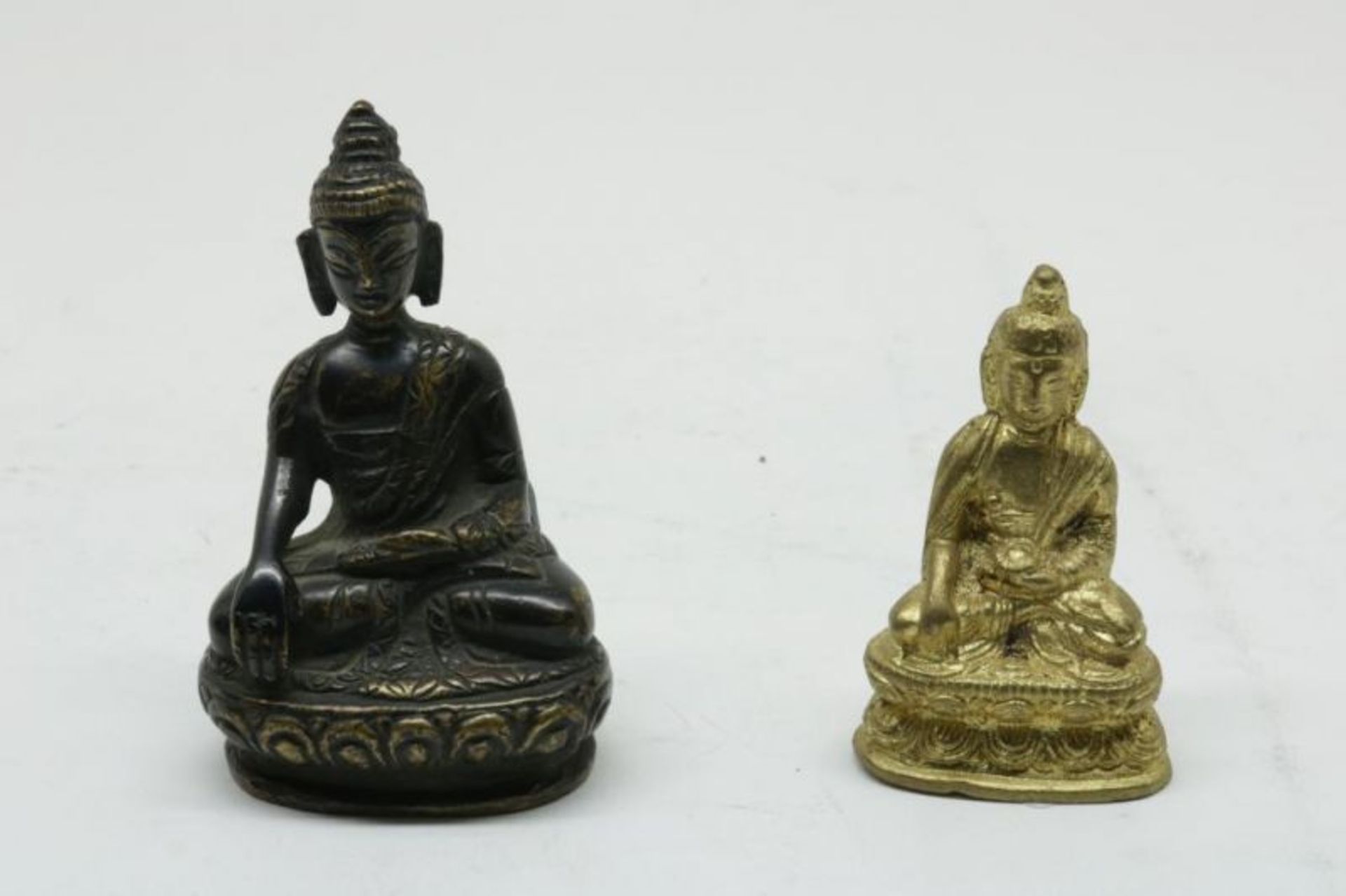 Lot van 6 beelden, w.o. Ganesha en de hand van Boeddha op sokkel, India. - Bild 4 aus 5