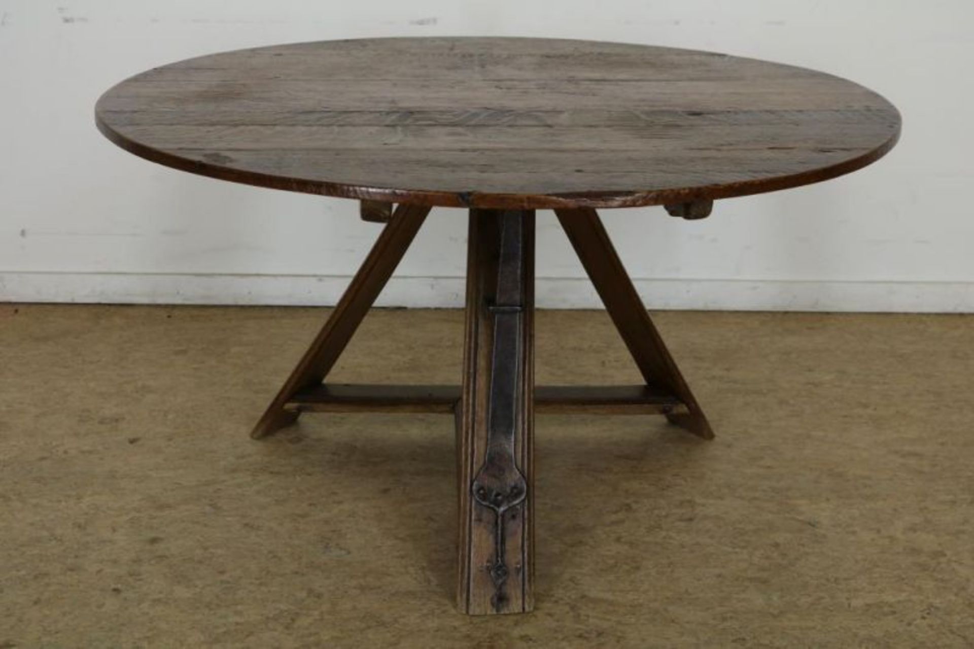 Eiken klaptafel, zgn. flap aan de wand op 3 sprant, h. 57, diam. 100 cm.