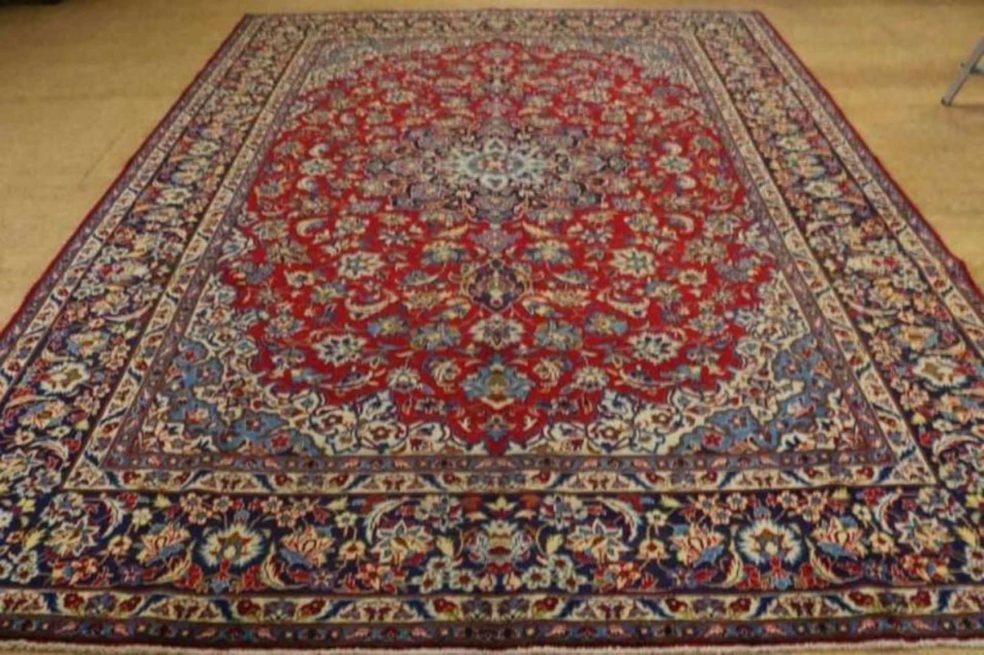 Tapijt, Esfahan, 400 x 287 cm. A carpet, Esfahan, 400 x 287 cm.