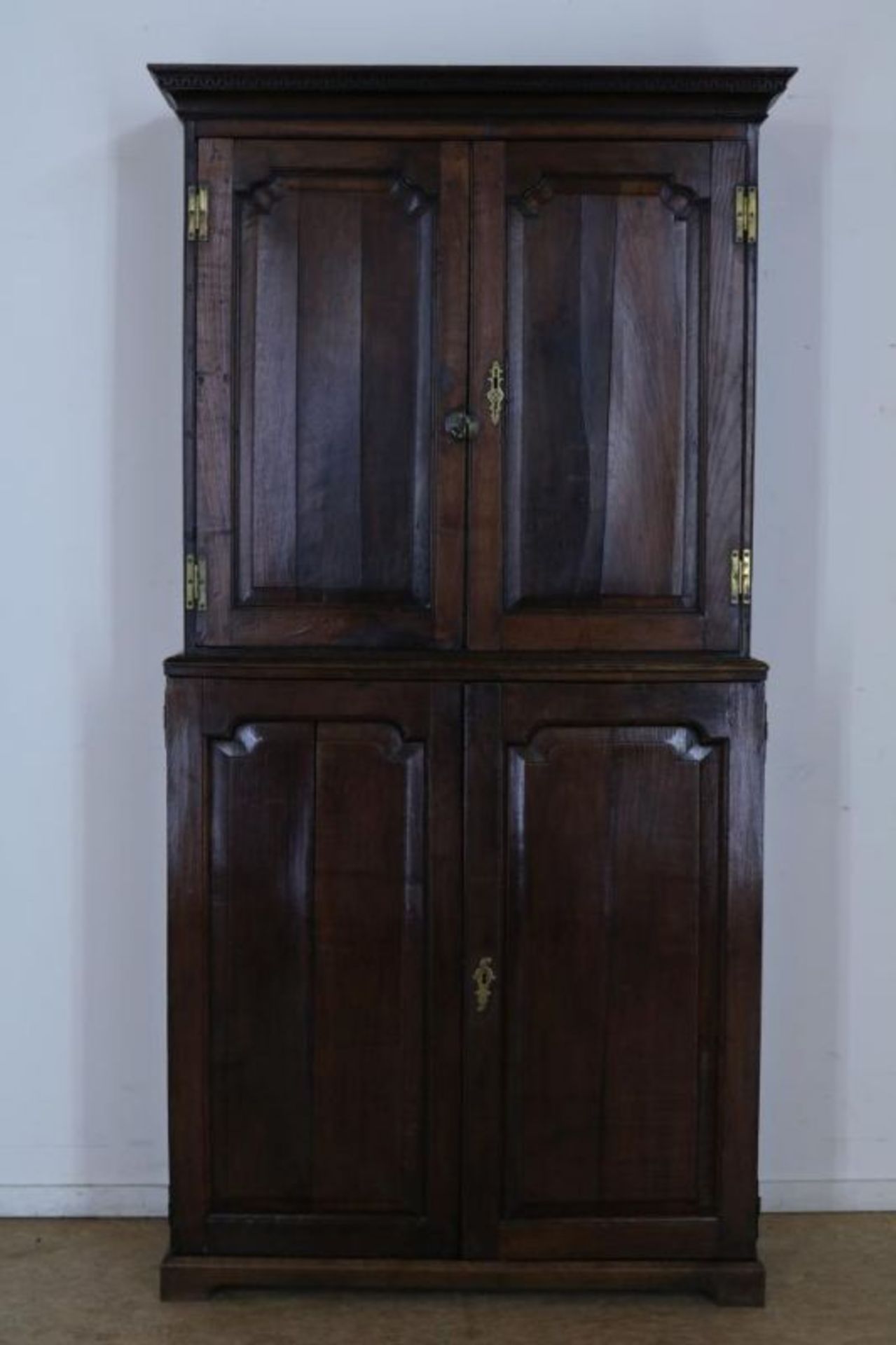 Eiken kast met 4 paneeldeuren en meanderrand in kast, Engeland, h. 198, br. 102, d. 31 cm.