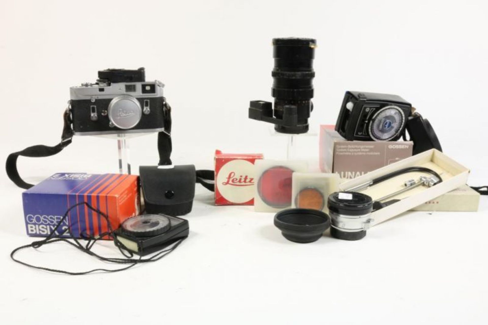 Leica M4 met diverse toebehoren w.o. 35 mm, 135 mm met bril en diverse lichtmeters