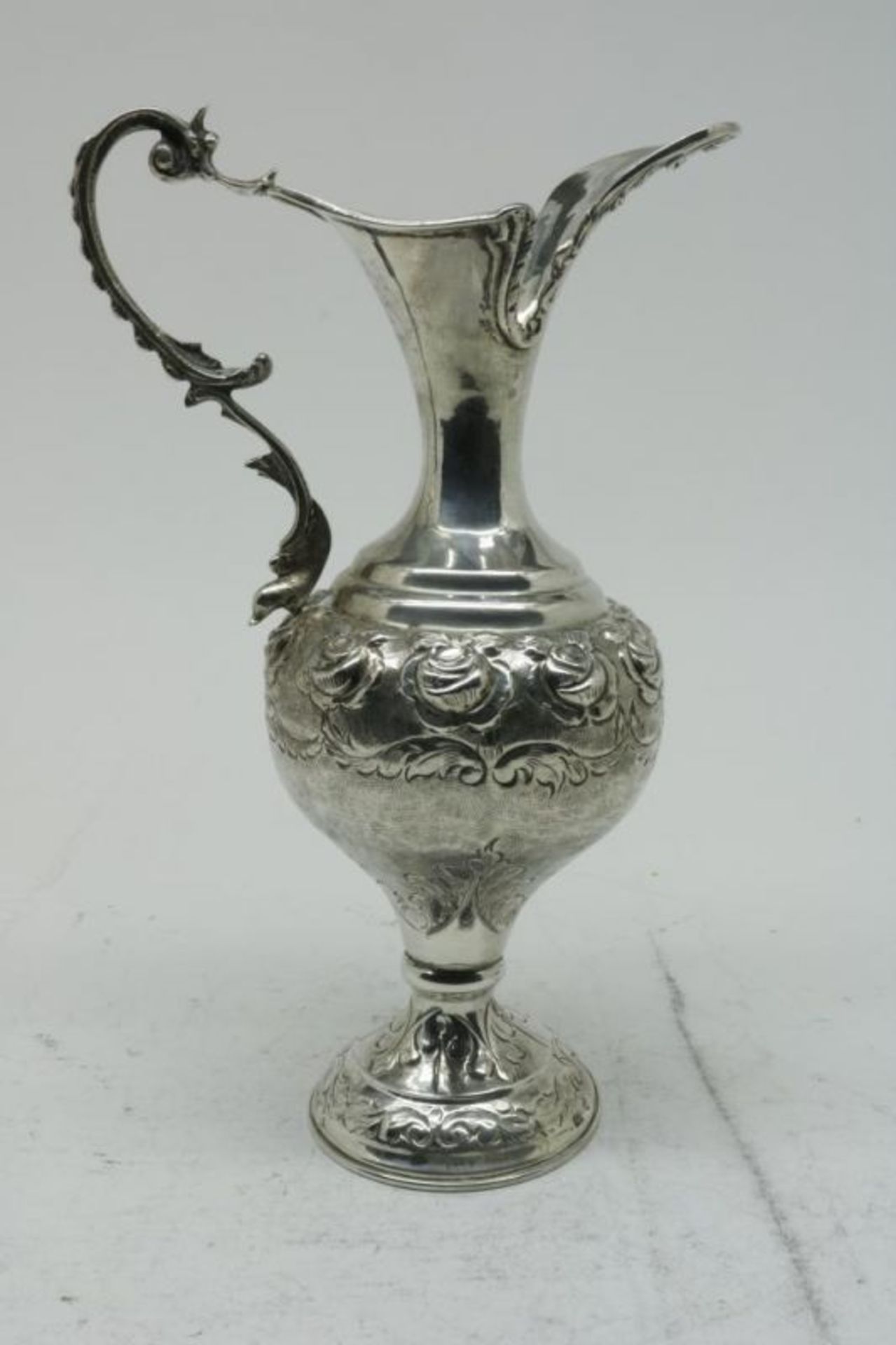 Zilveren karaf op onderschotel, gew. 806gr. l. 26cm. A silver carafe with dish, w. 806gr. l. 26cm. - Bild 2 aus 6