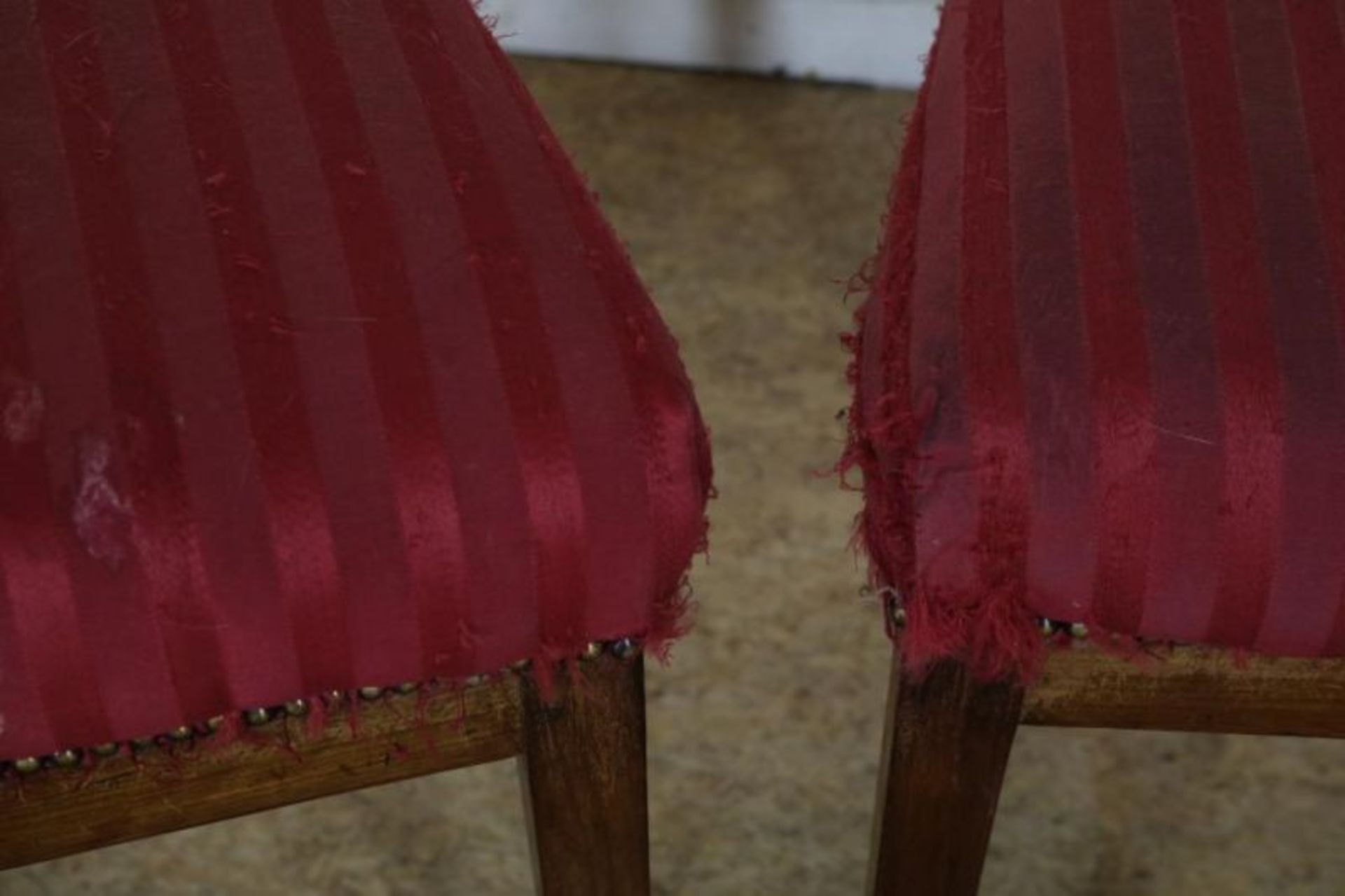 Serie van 4 mahonie Empire stoelen, w.o. 1 armstoel, bekleed met rood gestreepte stof, 19e eeuw ( - Bild 2 aus 6