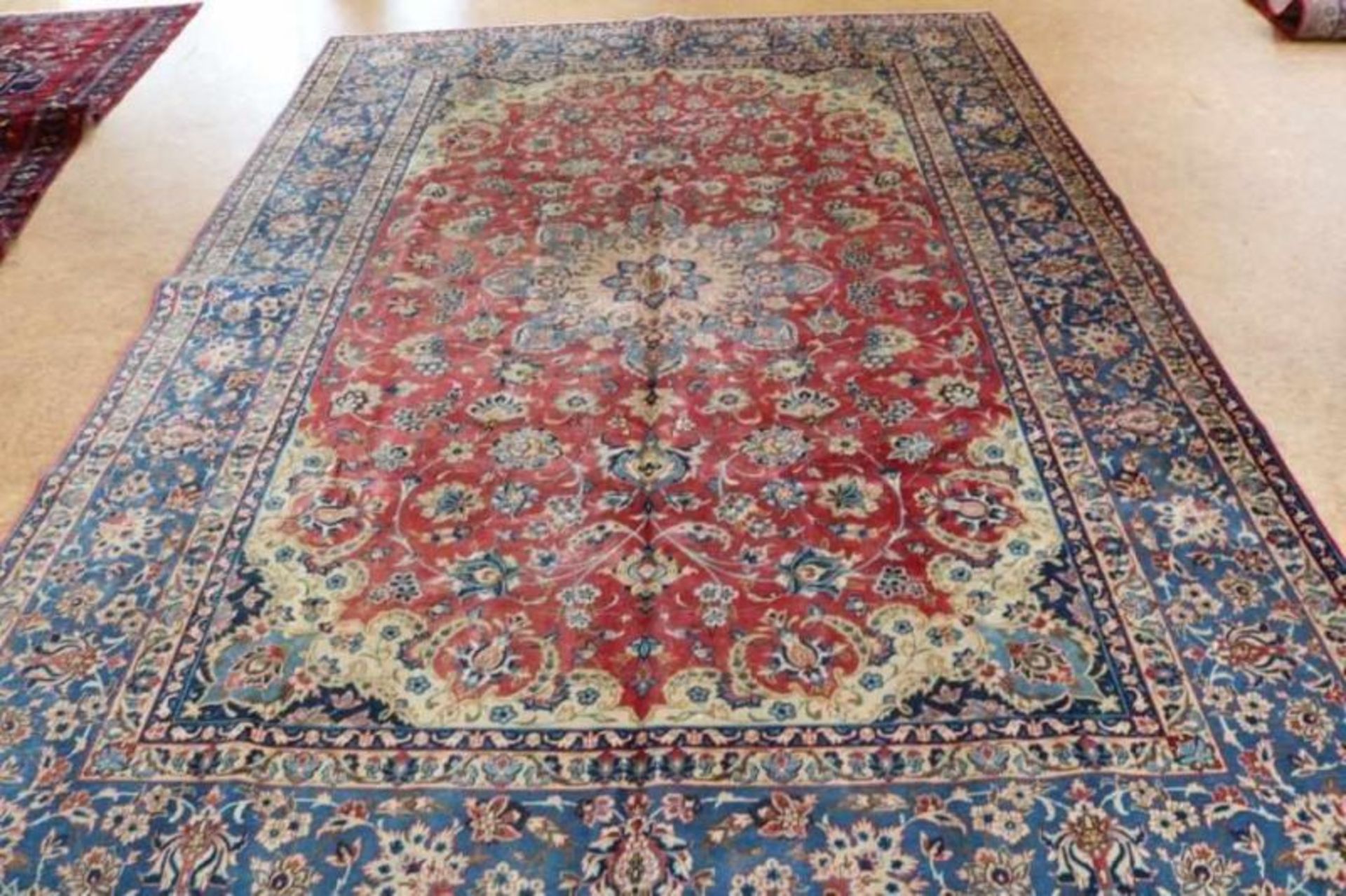 Tapijt, Esfahan, 425 x 302 cm. A carpet, Esfahan, 425 x 302 cm.