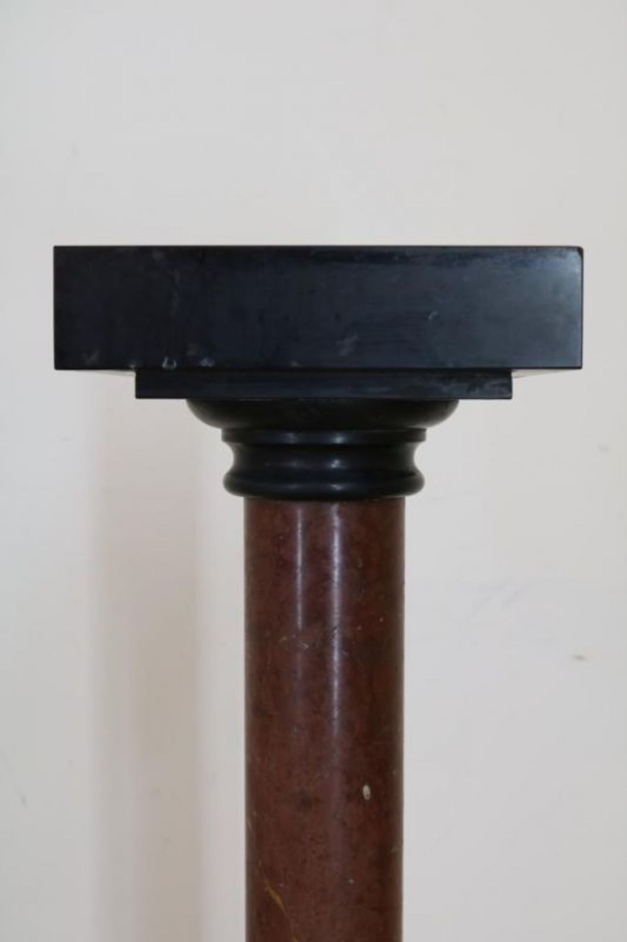 Deels zwart marmeren piedestal, h. 109, br. 24 cm. - Bild 2 aus 5