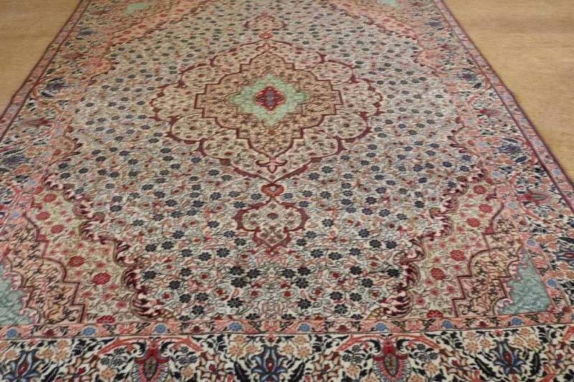 Tapijt, Tabriz, 373 x 281 cm. A carpet, Tabriz, 373 x 281 cm.