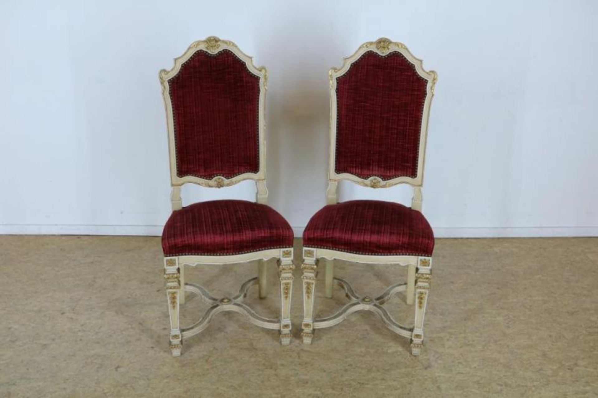 Stel cremelak met goudlak stoelen met rood velours A pair of whitelaquer chairs with red velvet
