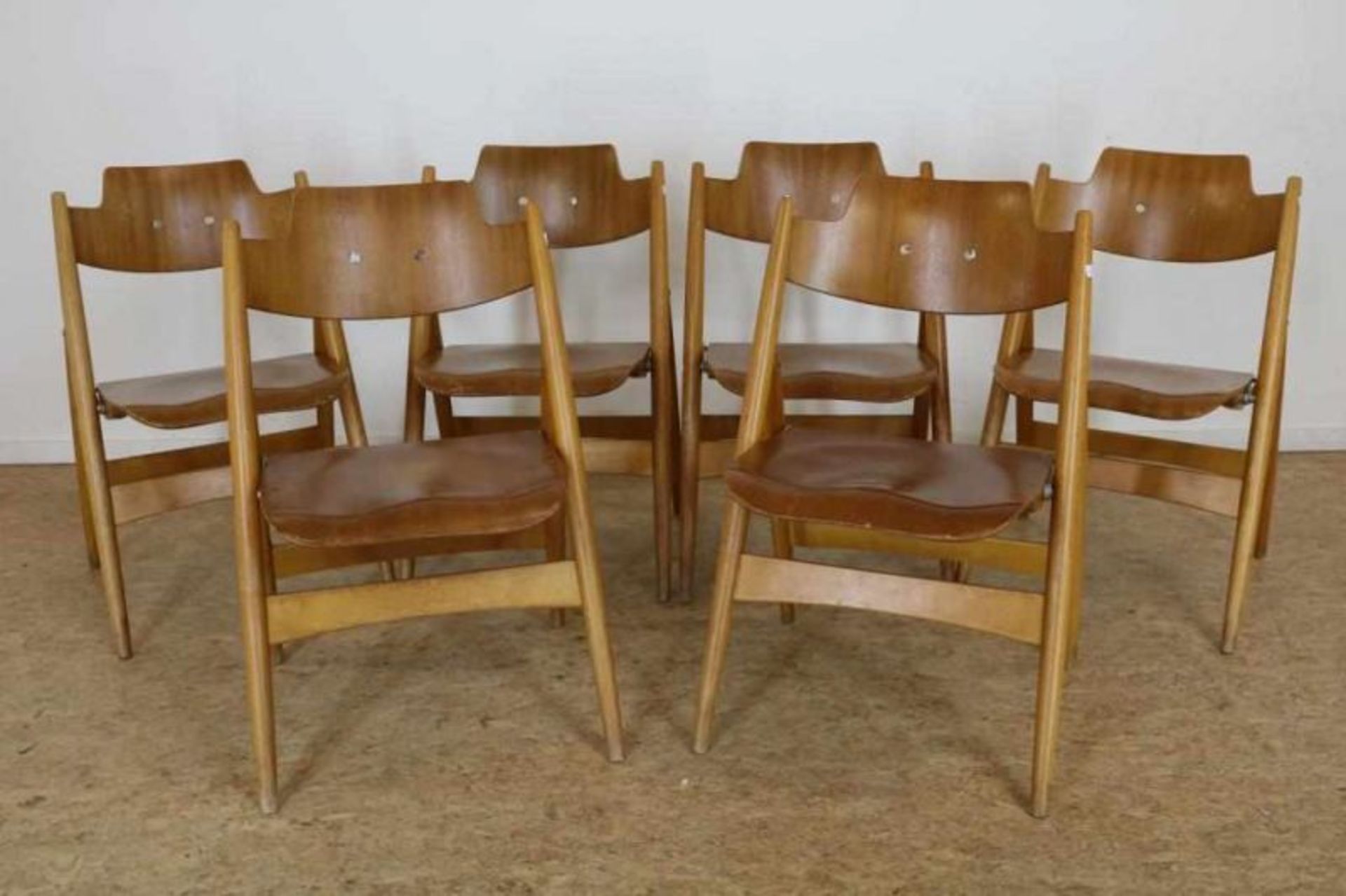 Lot van 6 houten klapstoelen, ontwerp SE-18 uit 1952 van Egon Eiermann (1904-1970) Lot of 6 wooden
