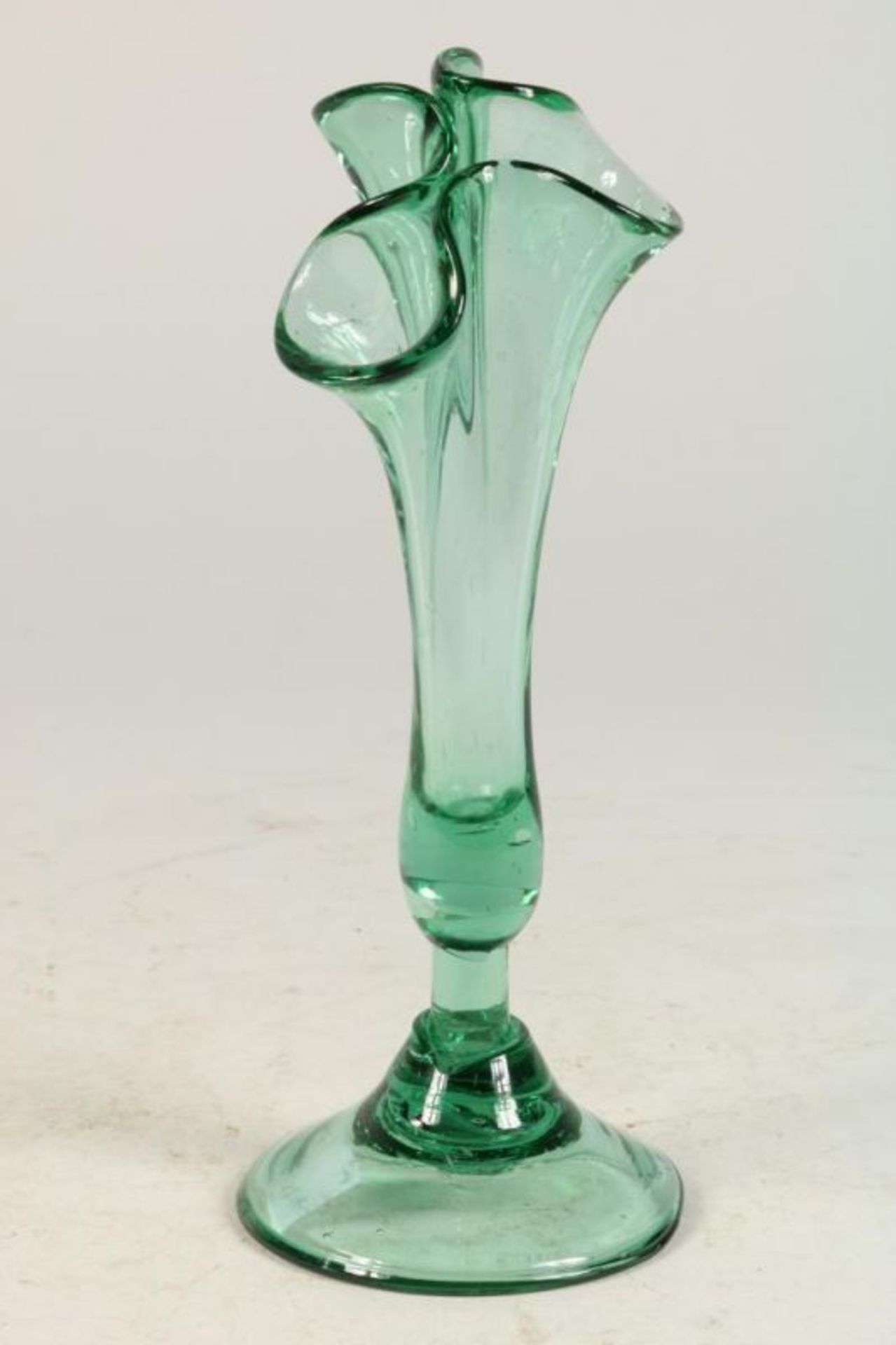 Lot van 2 groen handgeblazen glazen, w.o. 19e eeuw A collection of 2 green glasses, among which 19th - Bild 2 aus 3