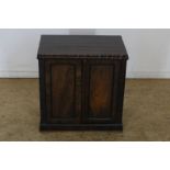 Met palissander belijmde commode met 2 deuren, h. 54, br. 54, d. 35 cm. Partly rosewood commode with