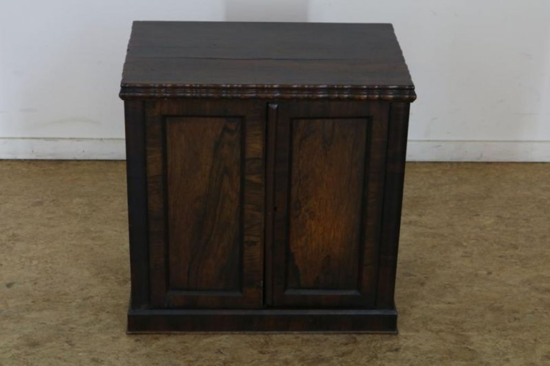 Met palissander belijmde commode met 2 deuren, h. 54, br. 54, d. 35 cm. Partly rosewood commode with