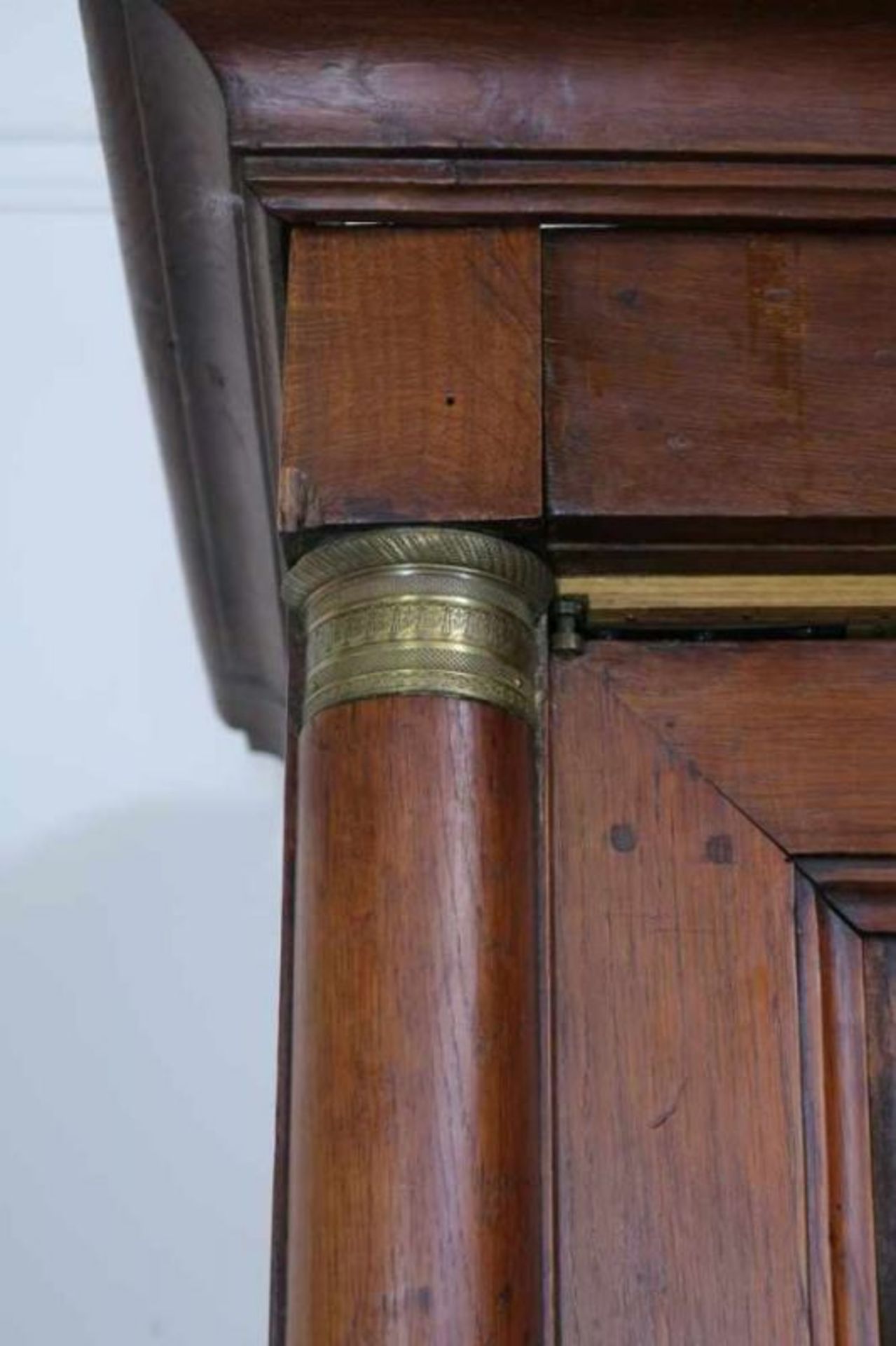 Eiken Empire kledingkast met 2 paneeldeuren geflankeerd door pilasters afgezet met bronzen beslag, - Bild 3 aus 3