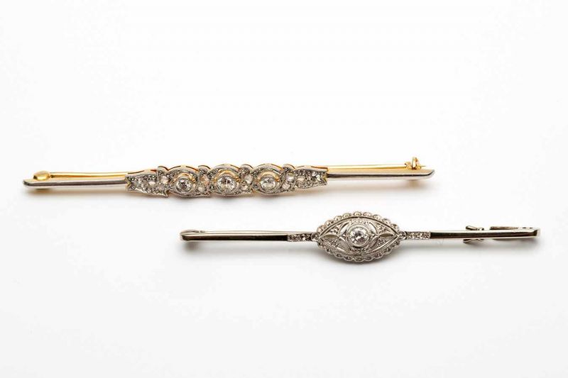 Twee gouden staafbroches, Belle Epoque,één gezet met drie briljant geslepen diamanten, waaromheen - Image 2 of 2