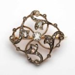 Zilveren en 18krt. gouden broche, ca. 1900,in het midden gezet met oud slijpsel diamant, ca. 0,