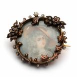 Zilveren en gouden broche, 19e eeuw,in het midden een miniatuur van dame met hoed. Omlijsting met