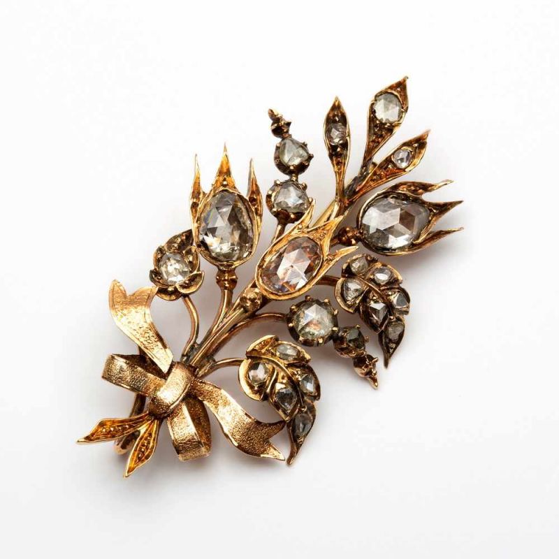 14krt. Gouden bloembroche, 19e eeuw,bestaande uit tulpen, bijeengehouden door een strik, geheel