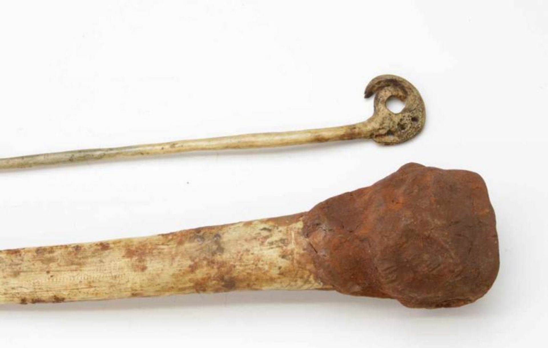 PNG, Highlands, breast plate with kina, Abelam bone ceremonial dagger and lime stick.with the end in - Bild 2 aus 2