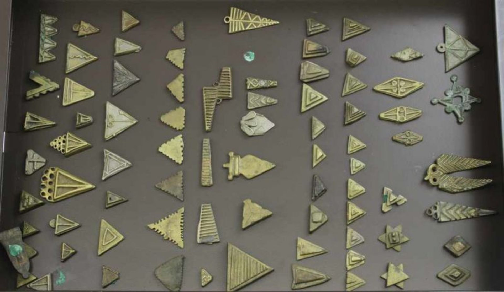 Ghana, Ashanti, collection geometricaly shaped gold weights;Mostly pyramid, triangular, round and - Bild 3 aus 4