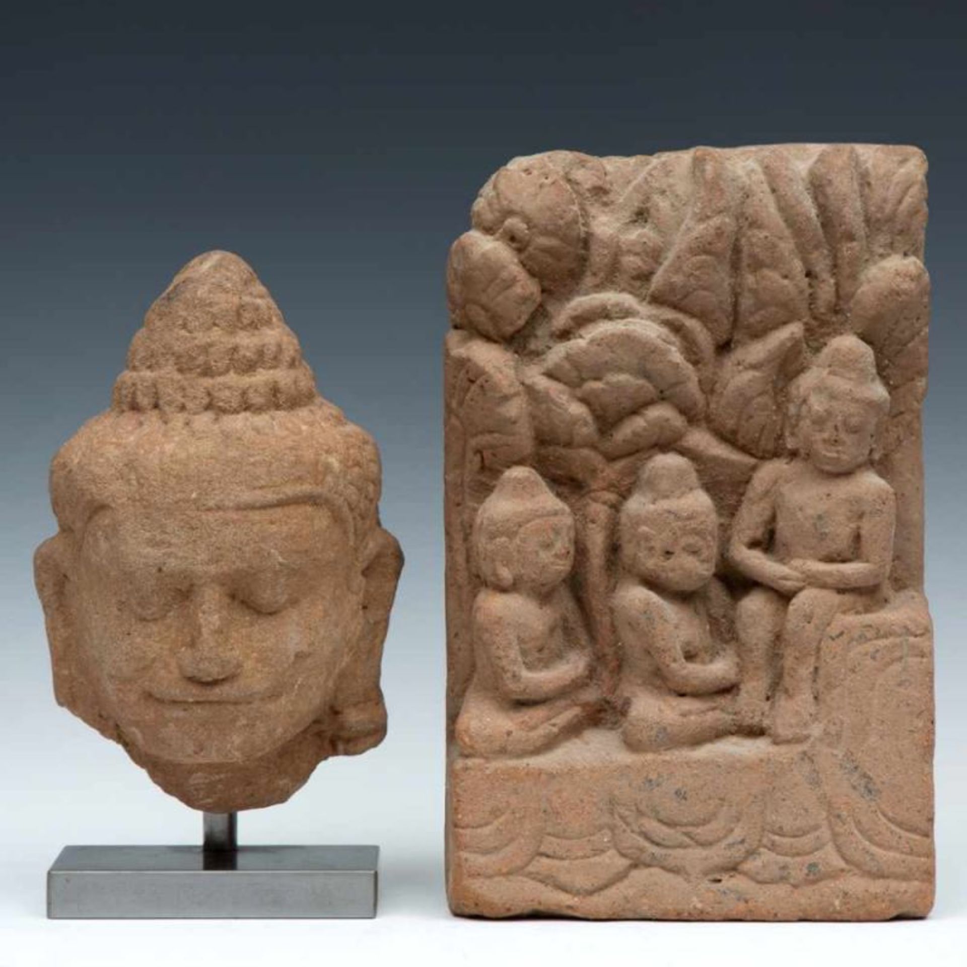 Cambodja, stenen buste en zandstenen stele,met scene van Boeddha met twee dicipelen in tuin.; h.