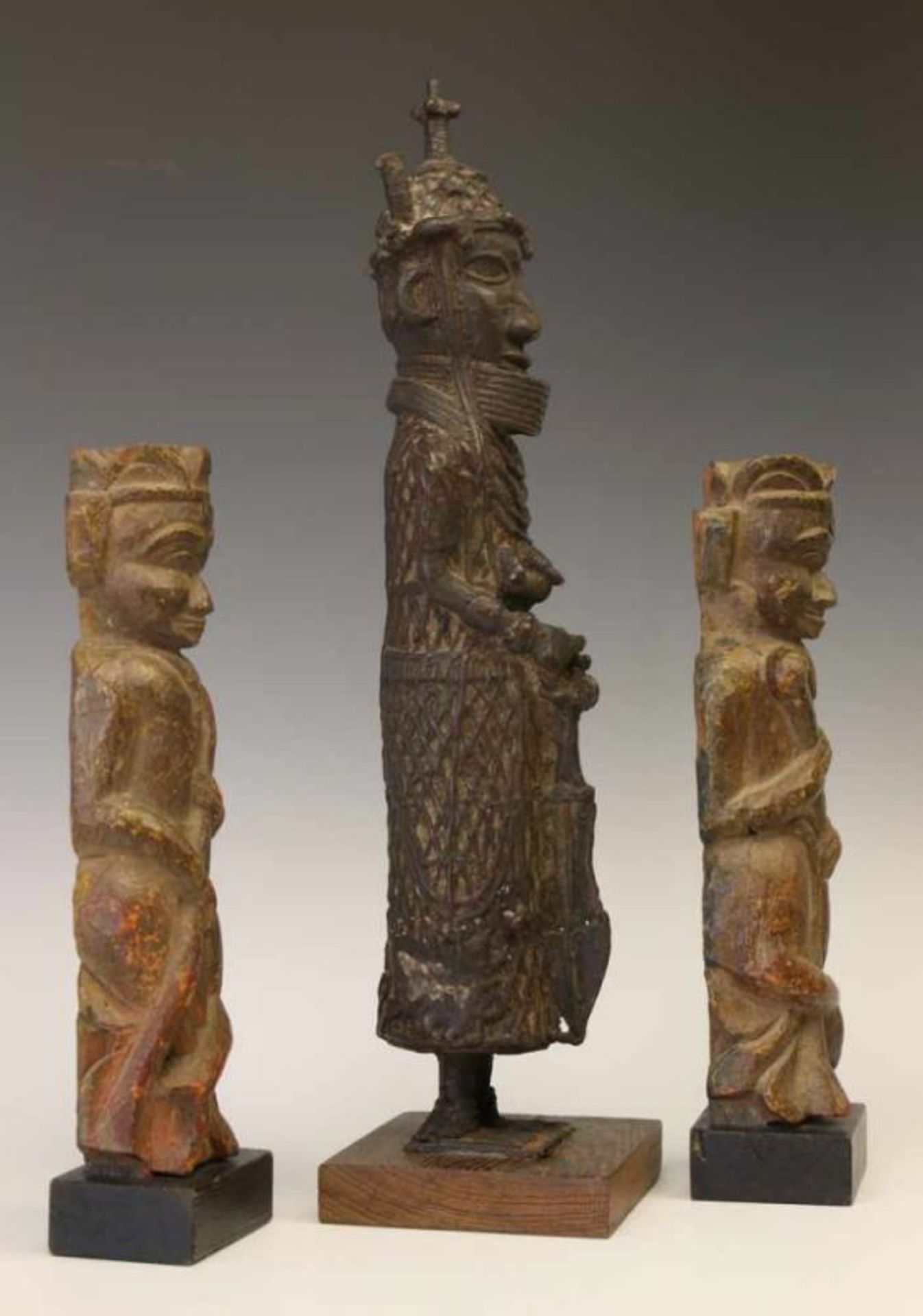 India, twee houten sculpturen, dienaren, en een Afrikaans, Benin, metalen beeld, Obal. 26,7, 27 en - Bild 5 aus 6