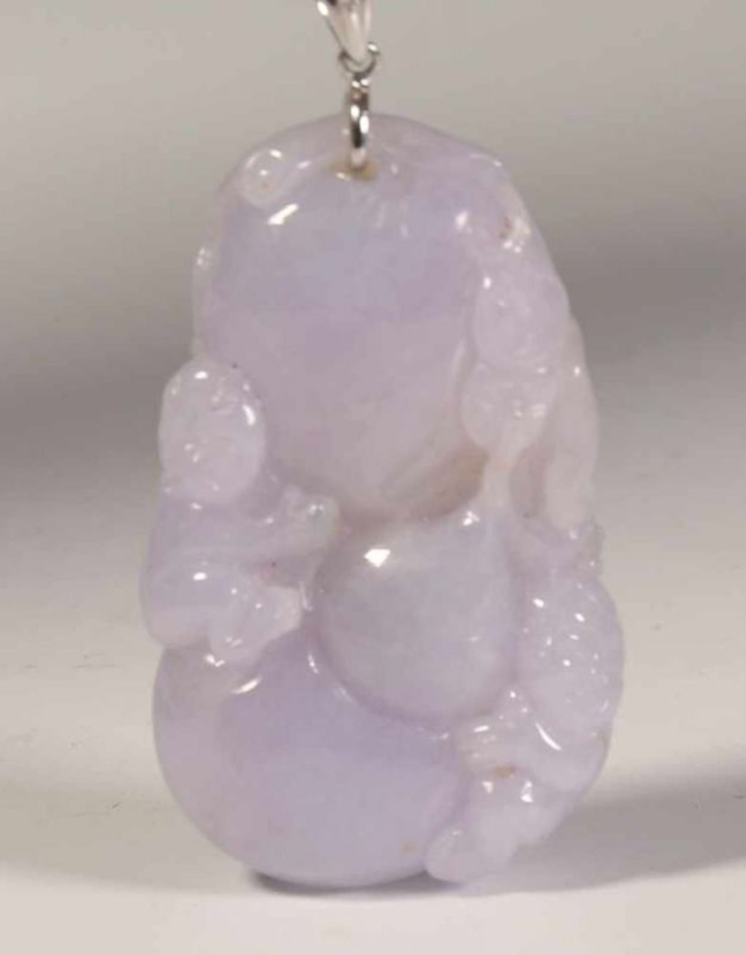 China, paars jade pendant, 20e eeuw,in de vorm van vrucht met kinderen en dieren; [1]200,00