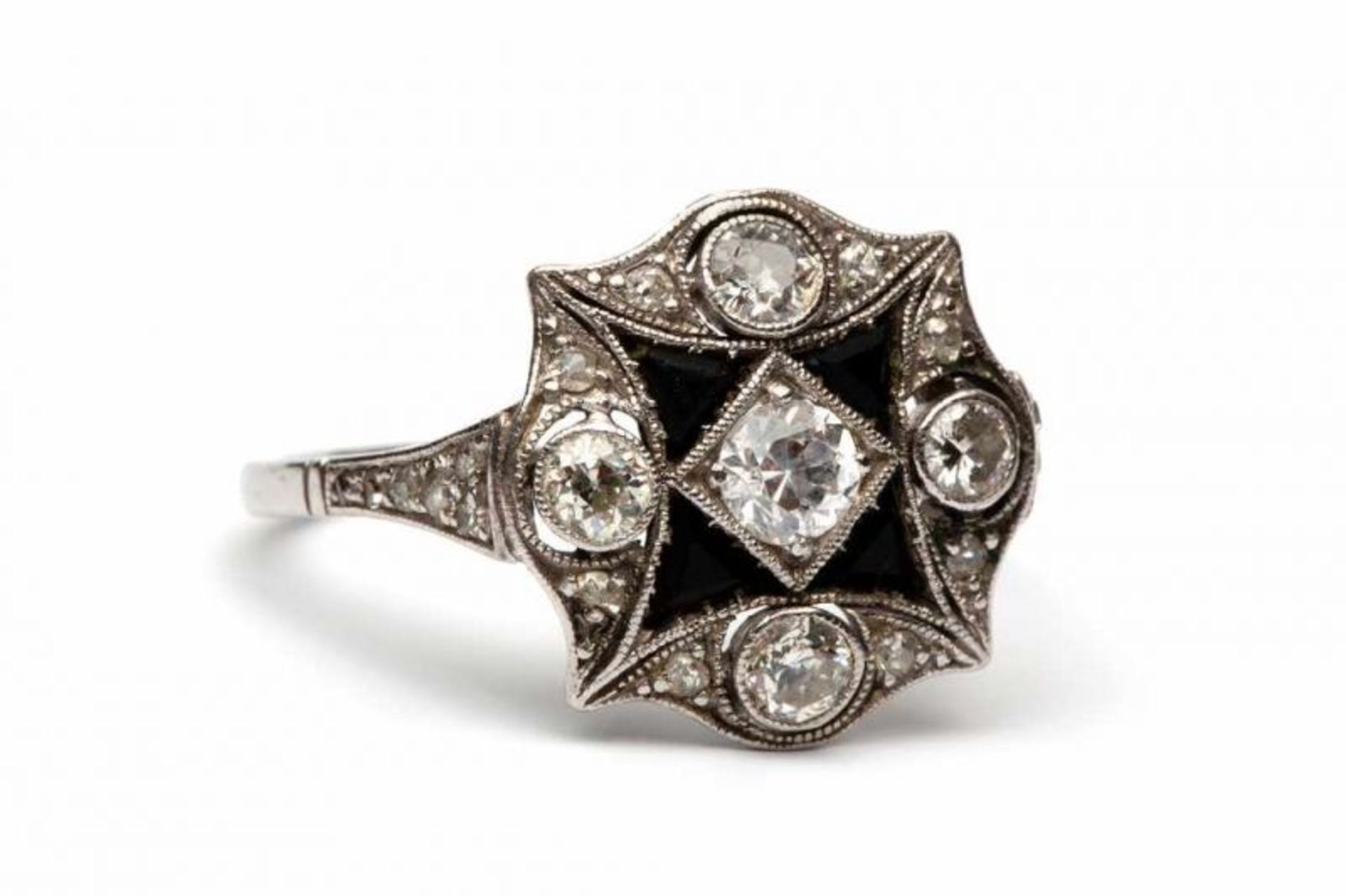 Witgouden ring, Art-Decoin het midden gezet met een briljant geslepen diamant, ca. 0.20crt. Kop