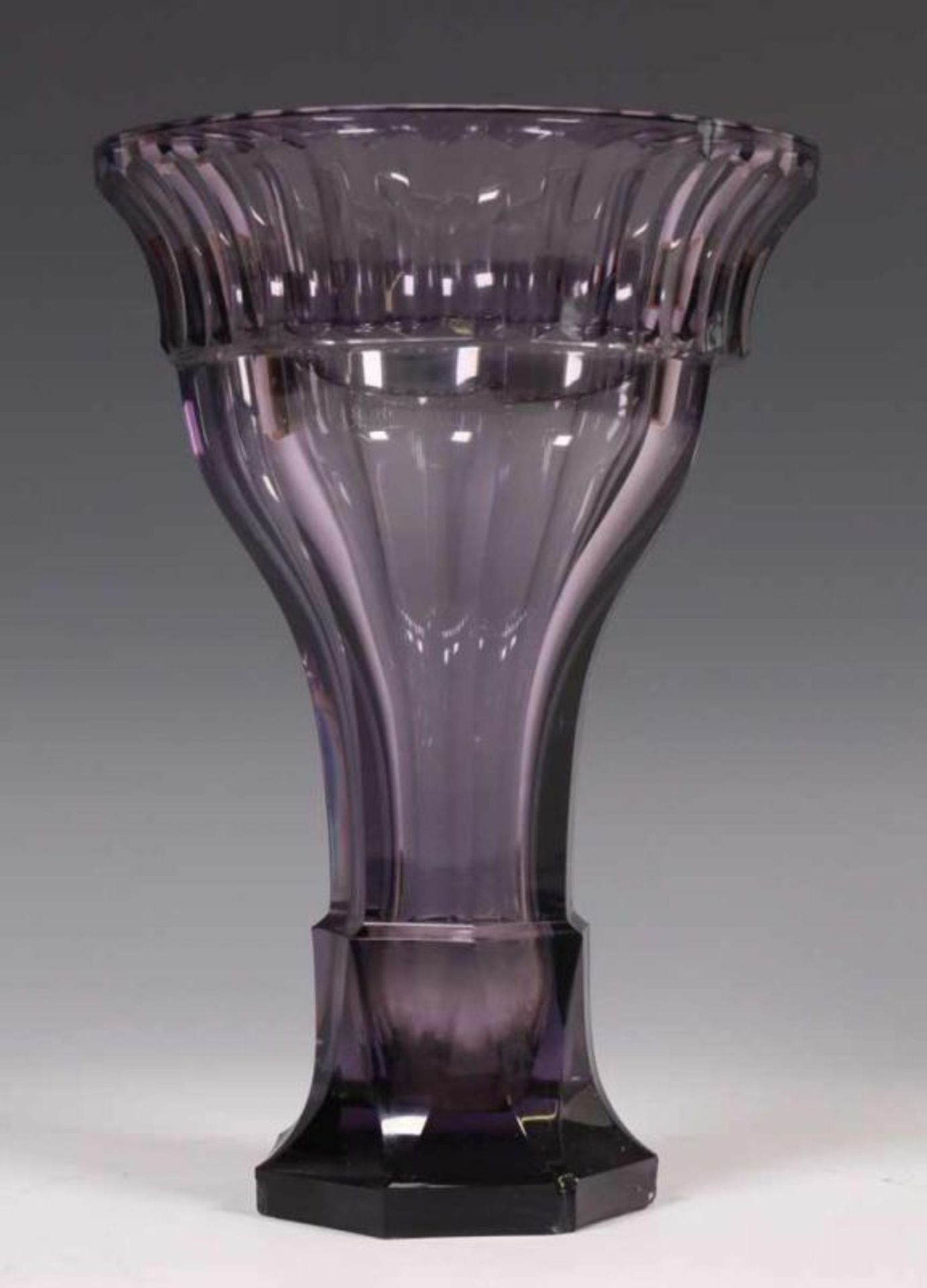 Leerdam, H.P. Berlage, paars glazen jaarbeker, 1926,met 7-kantig geslepen stam, de rand met 70