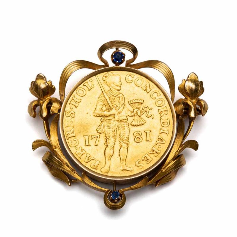 14krt. Gouden broche, Art-Nouveau,gezet met een gouden Hollandse dukaat, 1781 (sleets). Montuur