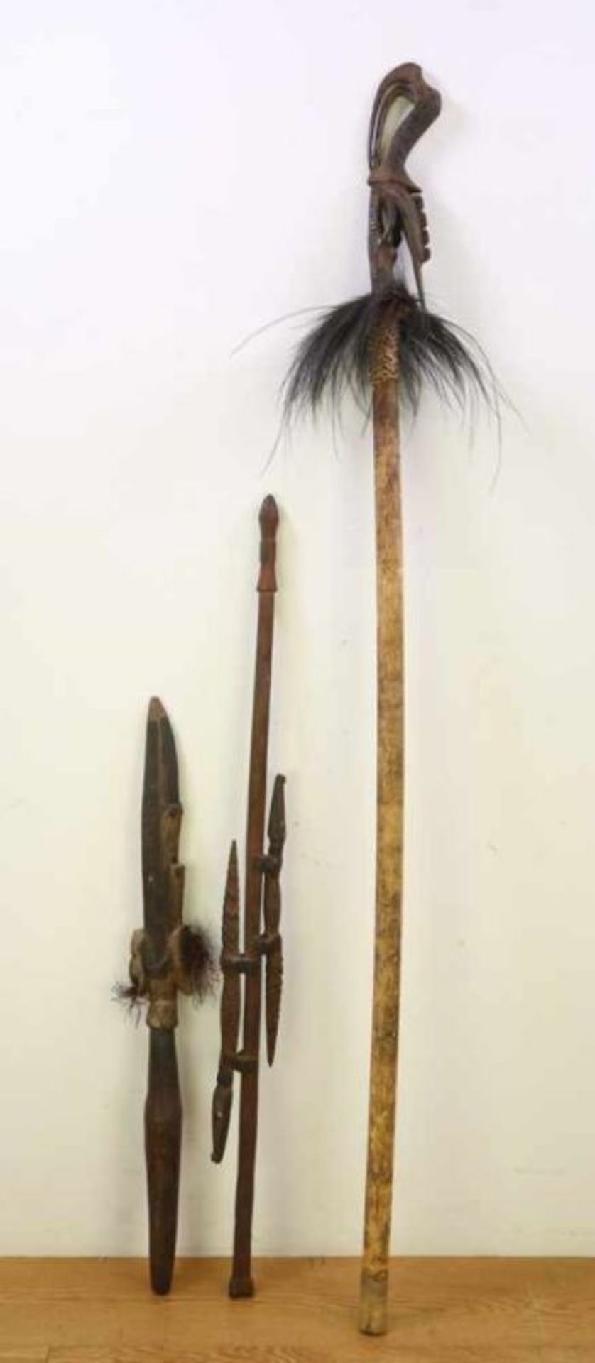 PNG, Middle Sepik, bamboo flute with wooden flute stopper and two wooden pounderwith carved - Bild 4 aus 4