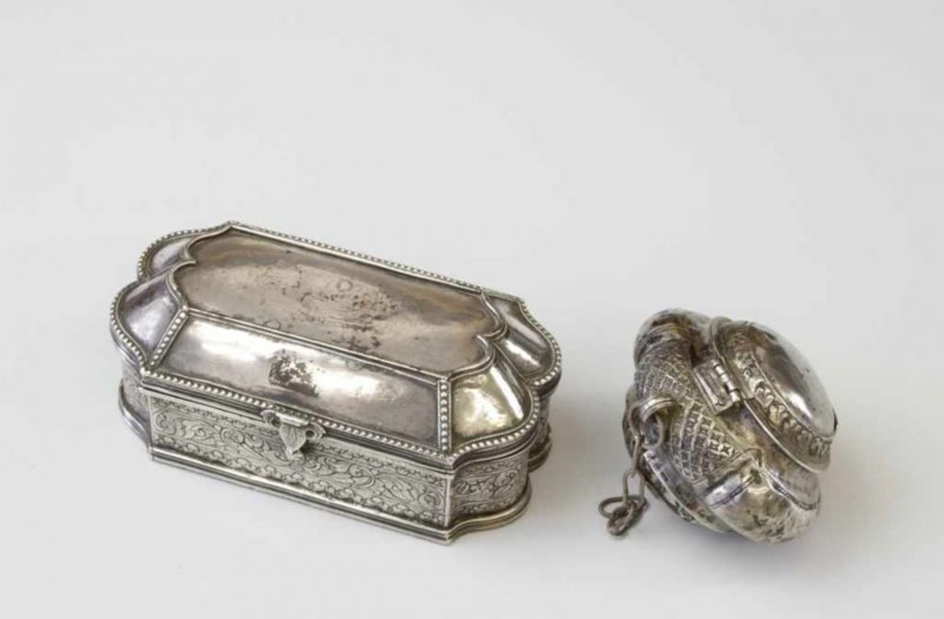 Sumatra, silver siri lobed box, ca. 1900,with fine engraving and granulas. Herewith a silver siri - Bild 2 aus 3
