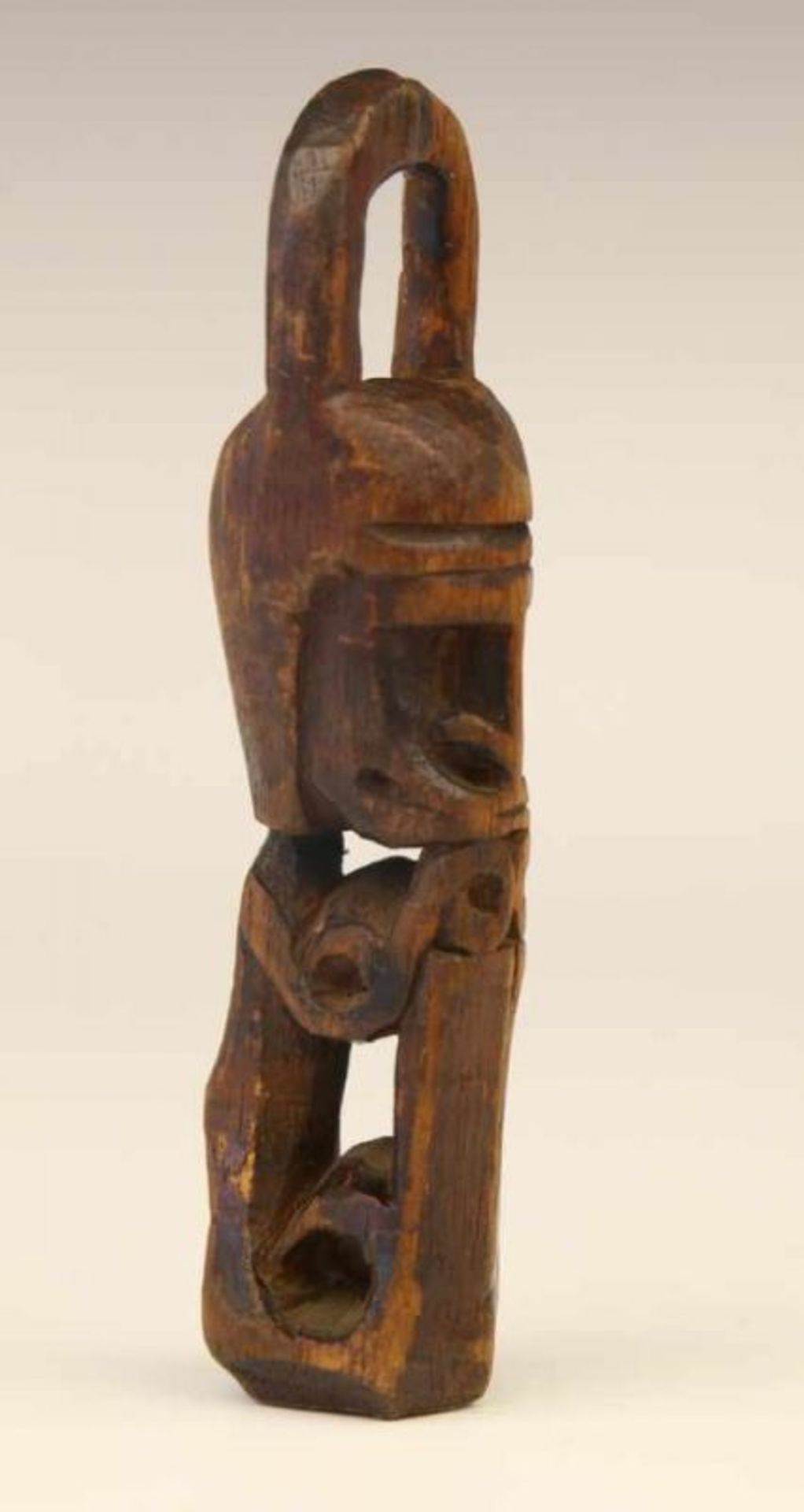 Papua Barat, Teluk Cenderawasih, wooden drum and Korwar amulet(cut from larger form). ; h. 56 en