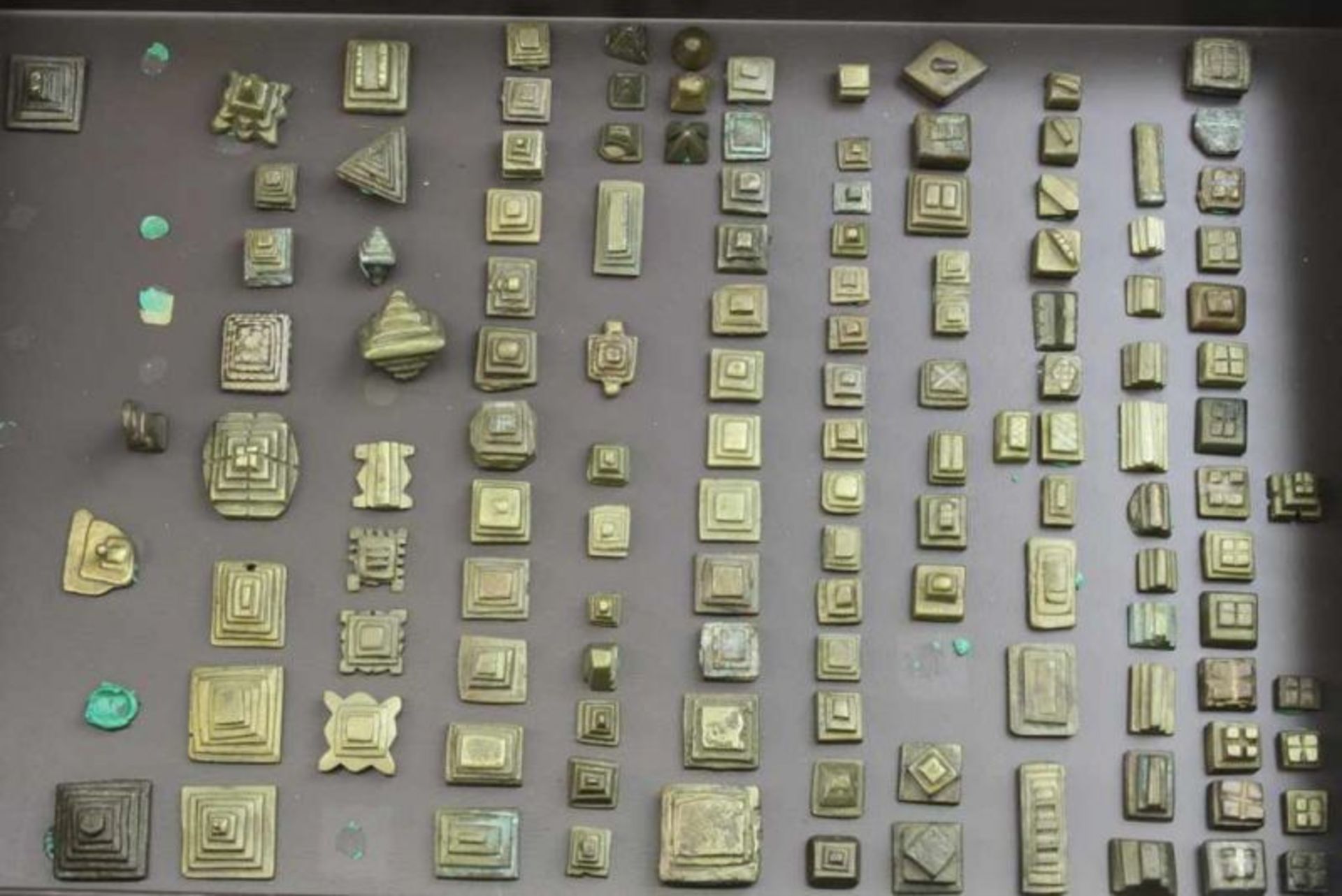 Ghana, Ashanti, collection geometricaly shaped gold weights;Mostly pyramid, triangular, round and - Bild 4 aus 4