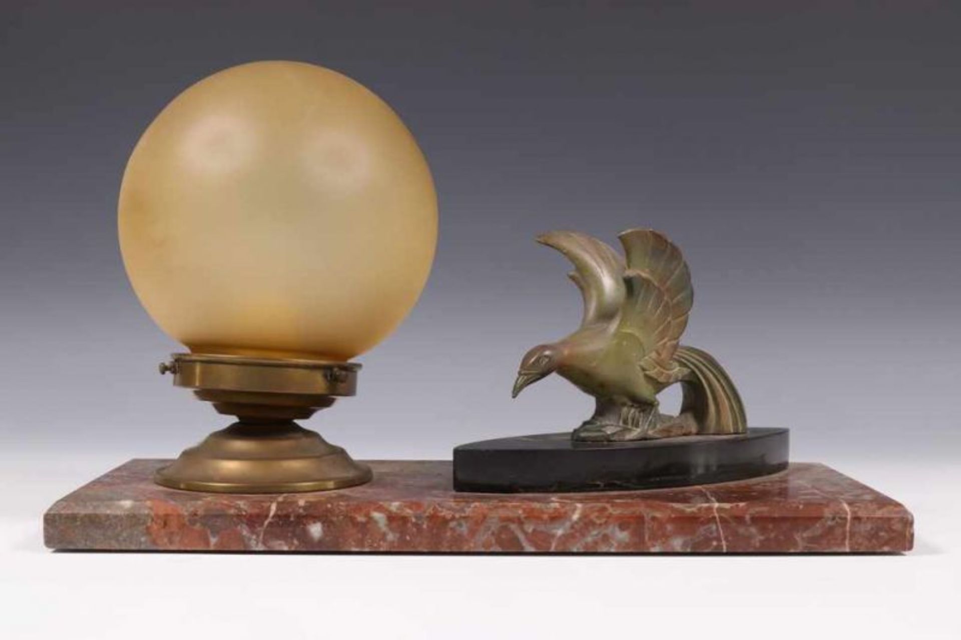 Frankrijk/Italië, tafellamp, Art Deco;Gesatineerde bol waar naarst gebronsd metalen vogel, op rood