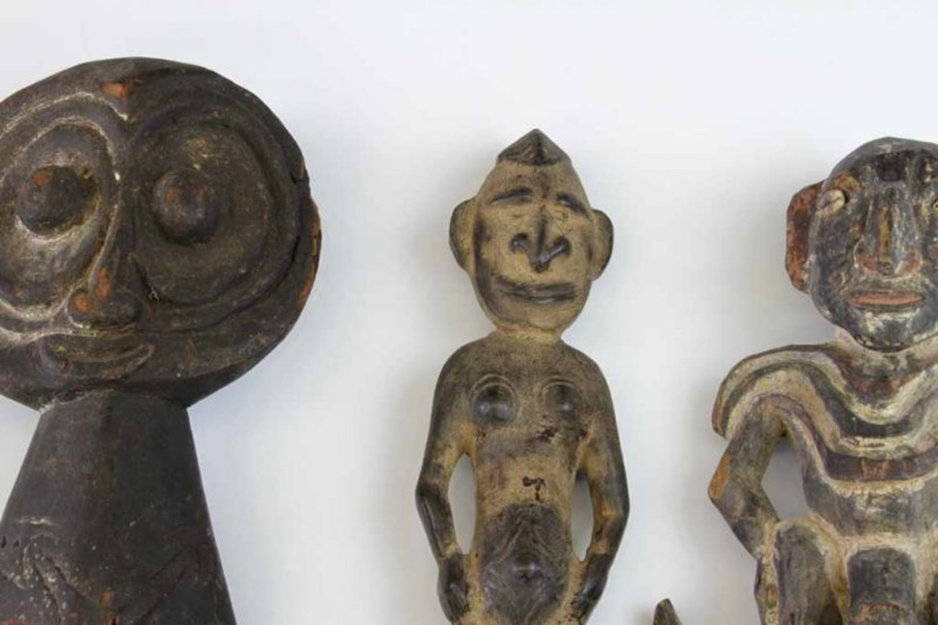 PNG, Sepik, wooden hook figure,with carved concave face, four arrows on rhombic shaped body. With - Bild 2 aus 4