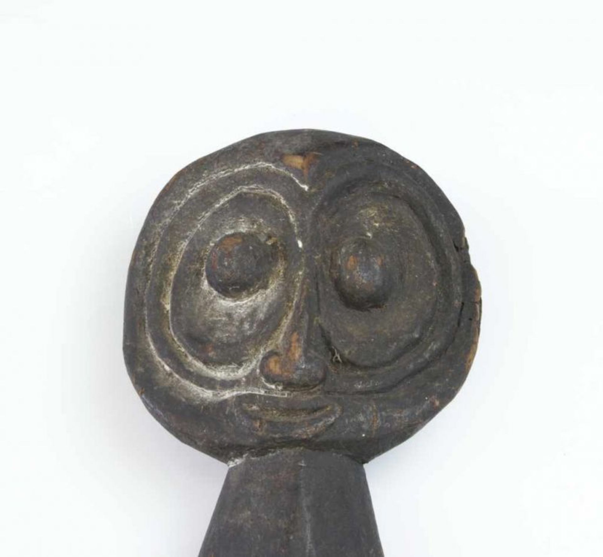 PNG, Sepik, wooden hook figure,with carved concave face, four arrows on rhombic shaped body. With - Bild 3 aus 4
