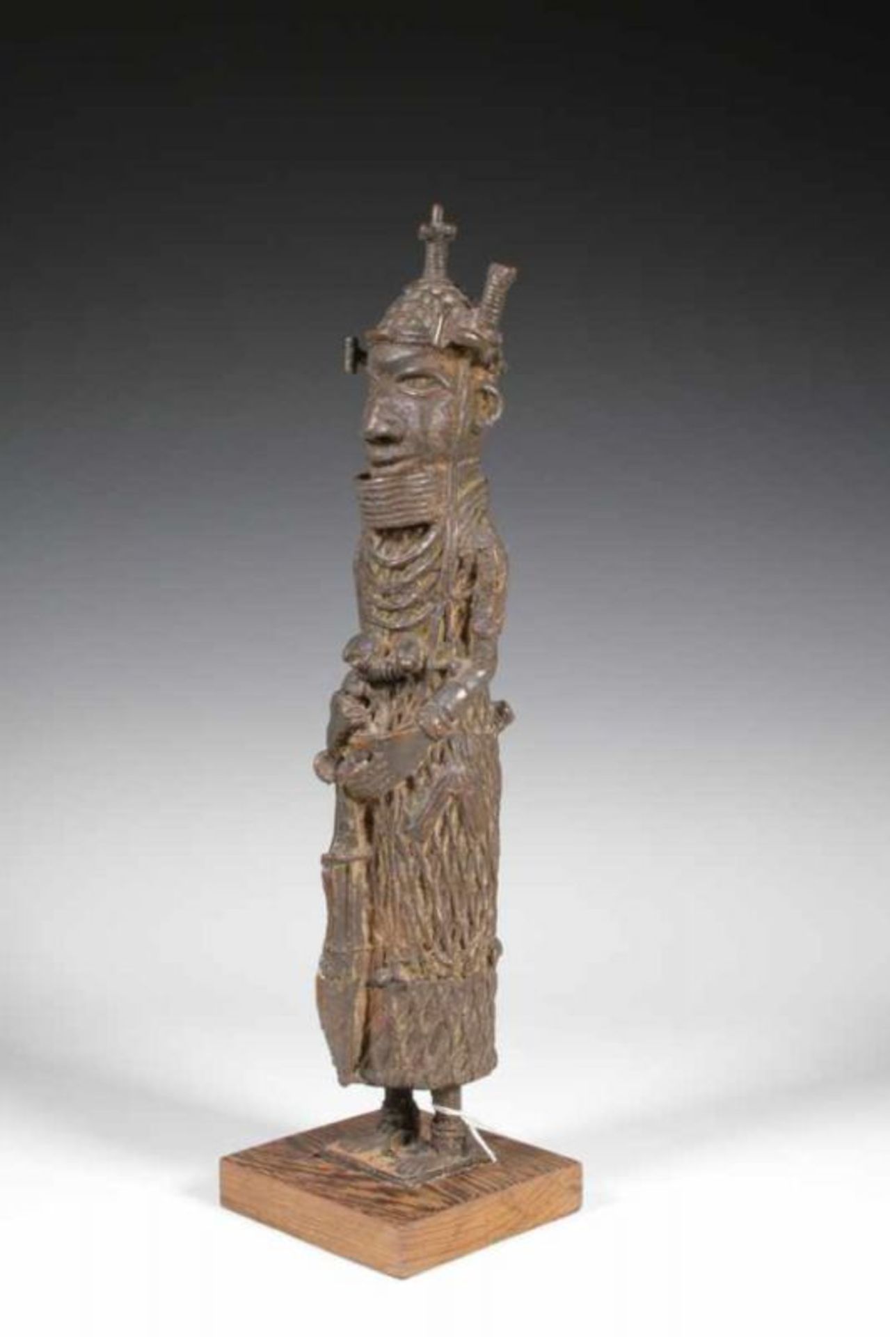 India, twee houten sculpturen, dienaren, en een Afrikaans, Benin, metalen beeld, Obal. 26,7, 27 en - Bild 2 aus 6
