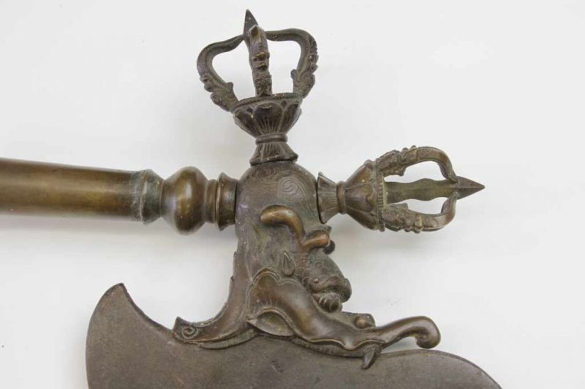 Tibet, rituele bronzen bijl en Tibet-Nepal, rituele dorje-dolk.Bijl met twee halve dorje's en - Bild 2 aus 5