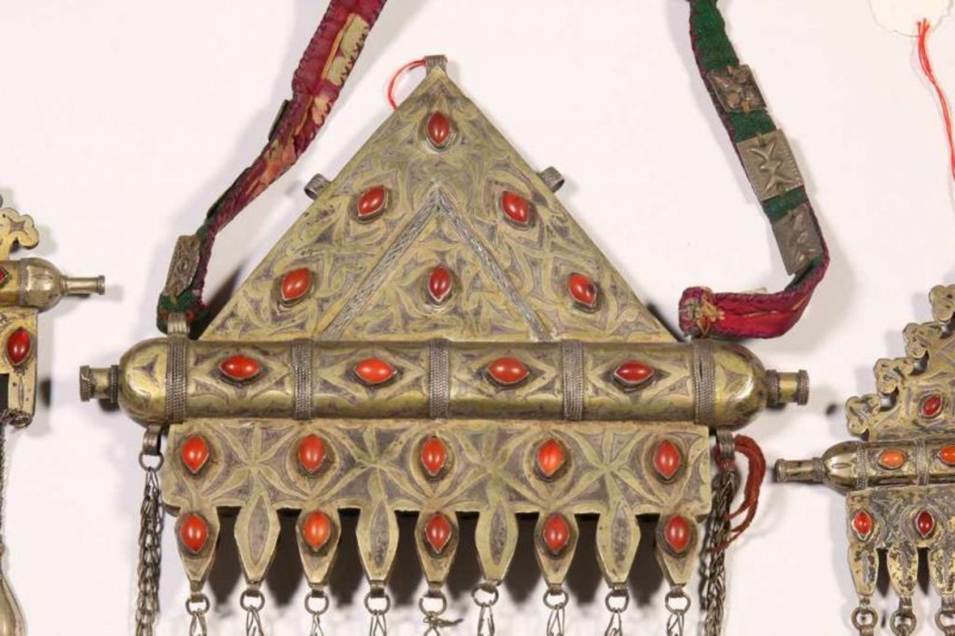 Turkmenistan, Teke, drie zilveren amulethouders voor vrouwen, tumar.Een grote tumar, zilver, deels - Bild 3 aus 4