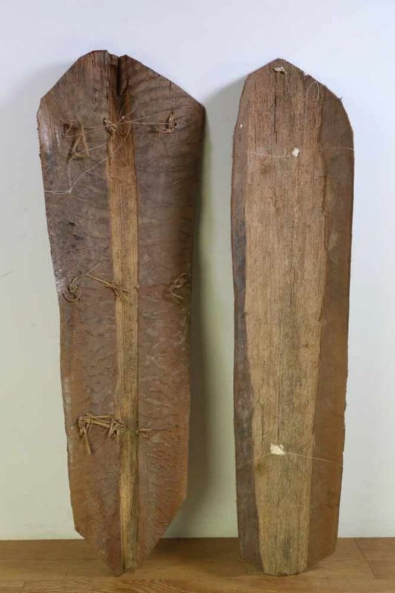 PNG, East Sepik, Keram, two painted bark panels with antropomorf and zoomorf figures.Bark - Bild 2 aus 2