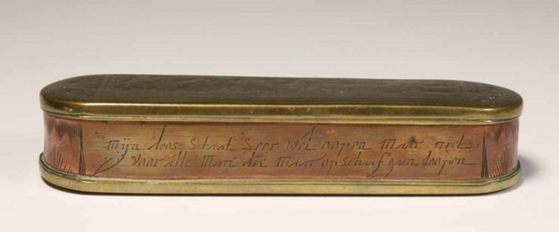 Langwerpige geel en roodkoperen tabaksdoos, 18e/19e eeuw,met 'ondeugende' gegraveerde voorstellingen - Bild 5 aus 5