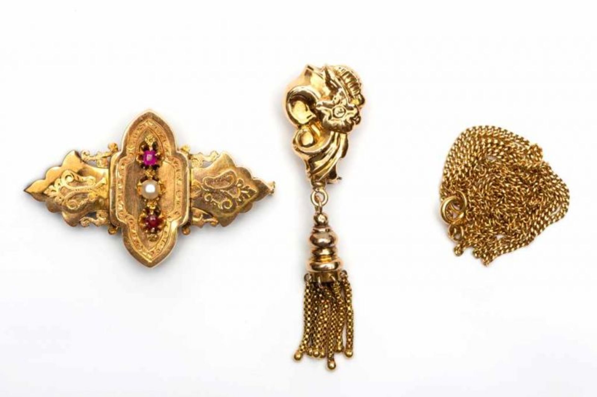 Twee 14krt. gouden broches en een 18krt. gouden gourmetcollier, deels 19e eeuw.Eén broche met