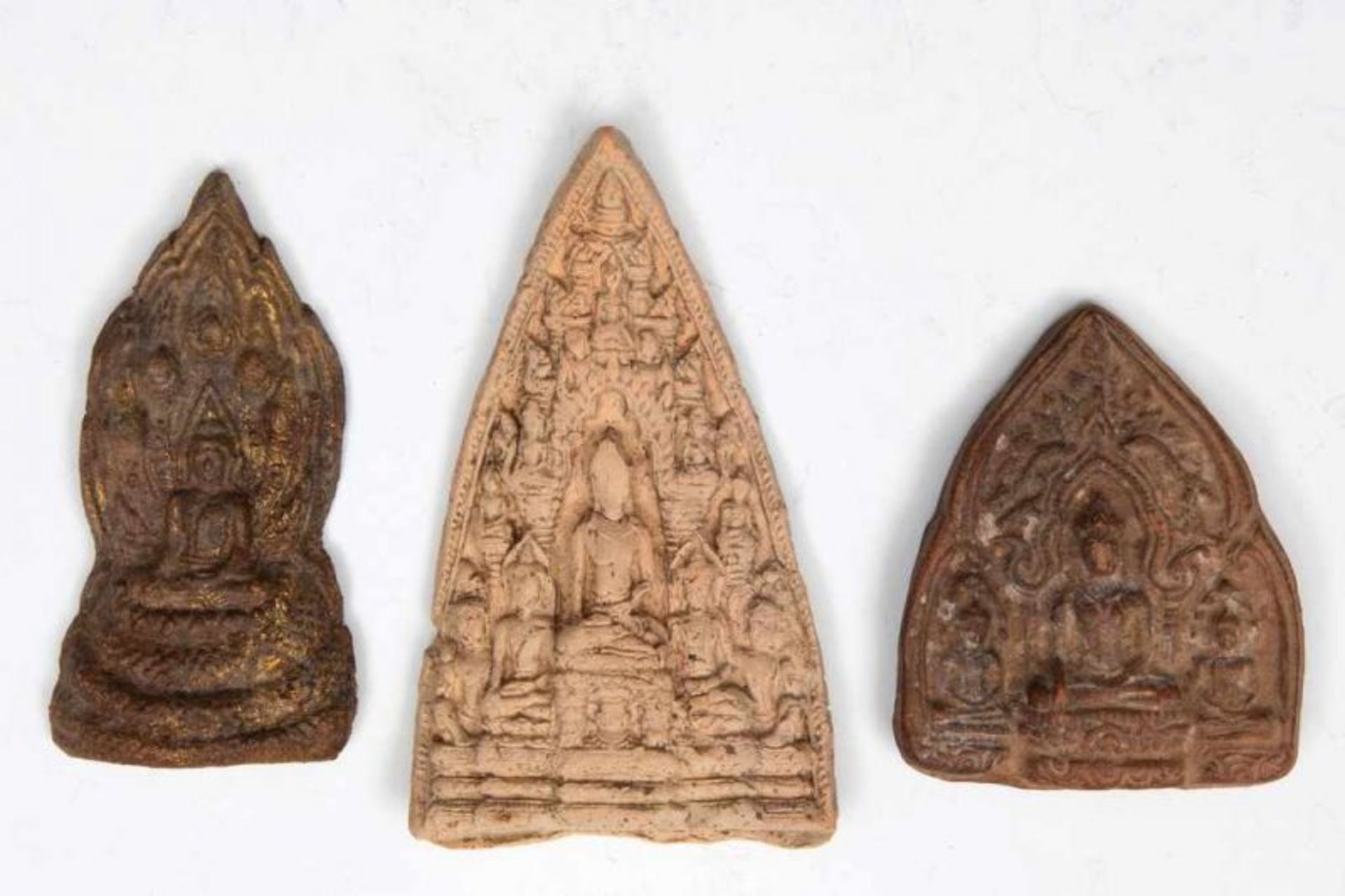 Thailand drie aardewerk amuletten, 19e eeuwmet relief afbeeldingen van Boeddha op lotustroon omgeven